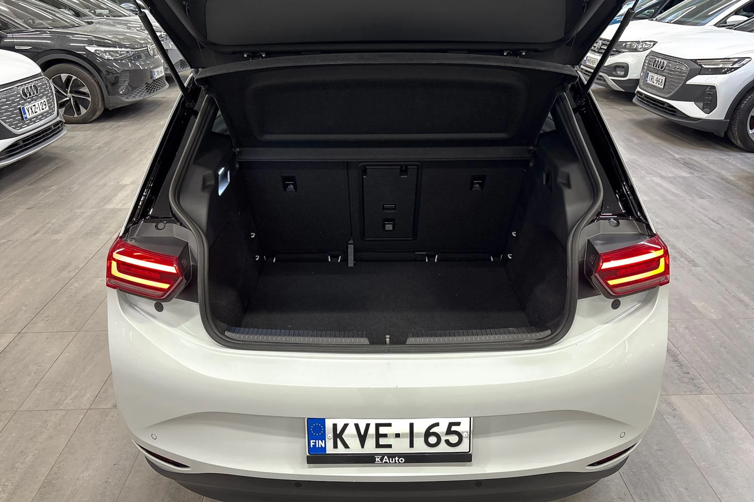 valkoinen Volkswagen ID.3 2023 kuva 17.