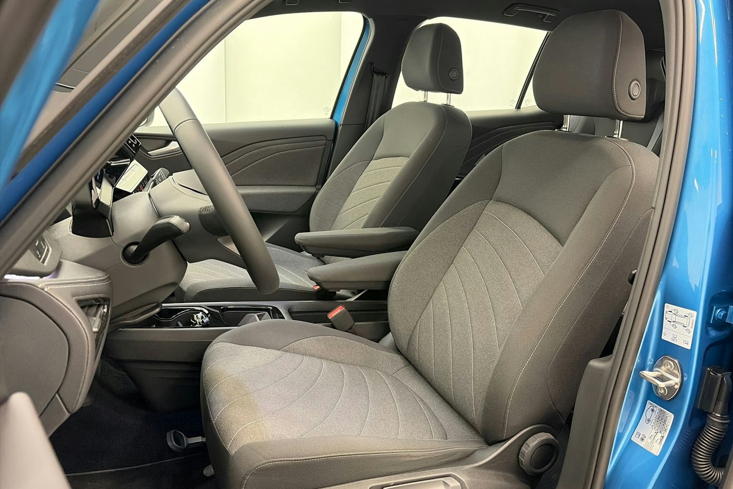 sininen Volkswagen ID.3 2023 kuva 15.