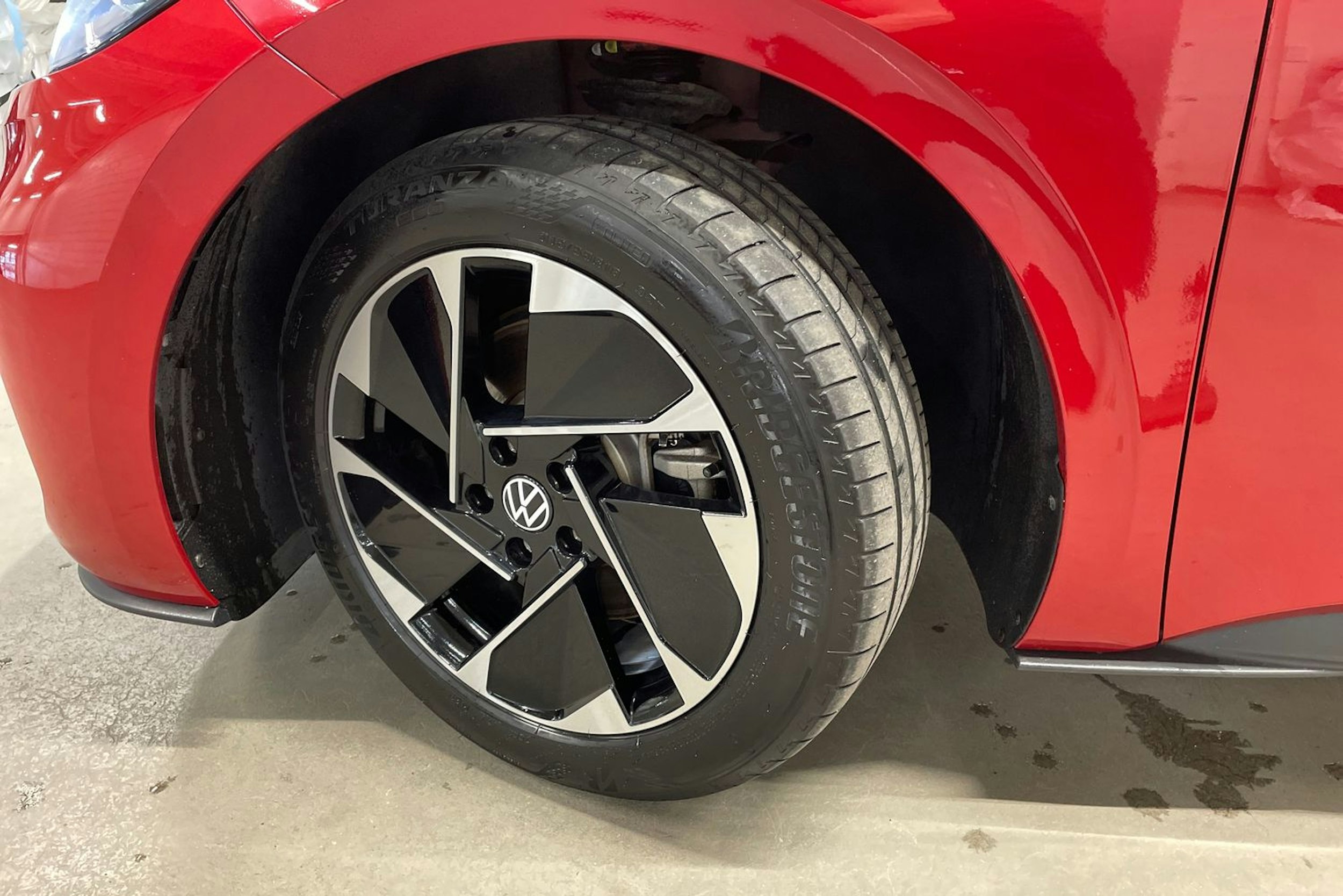 punainen Volkswagen ID.3 2023 kuva 10.