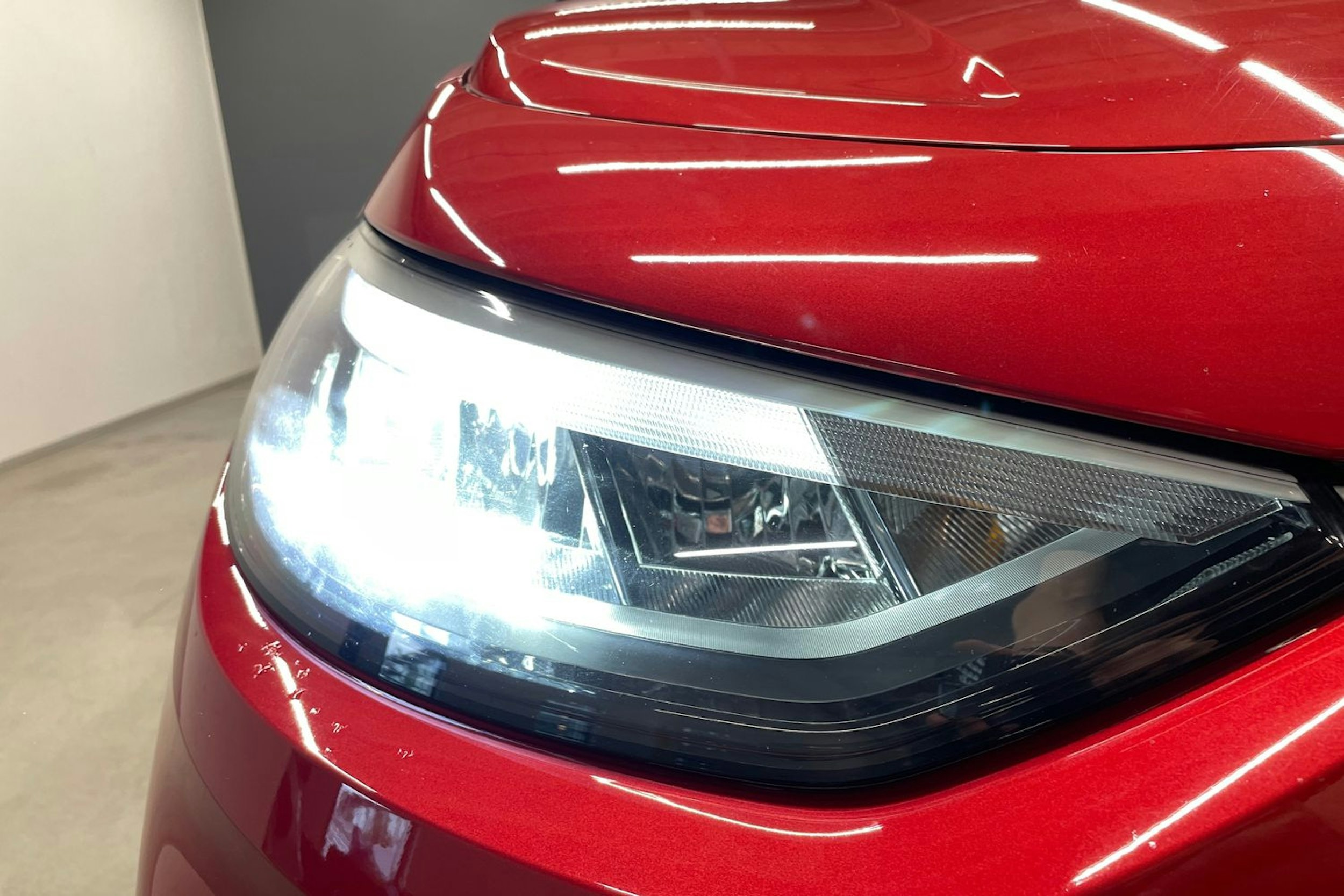 punainen Volkswagen ID.3 2023 kuva 11.