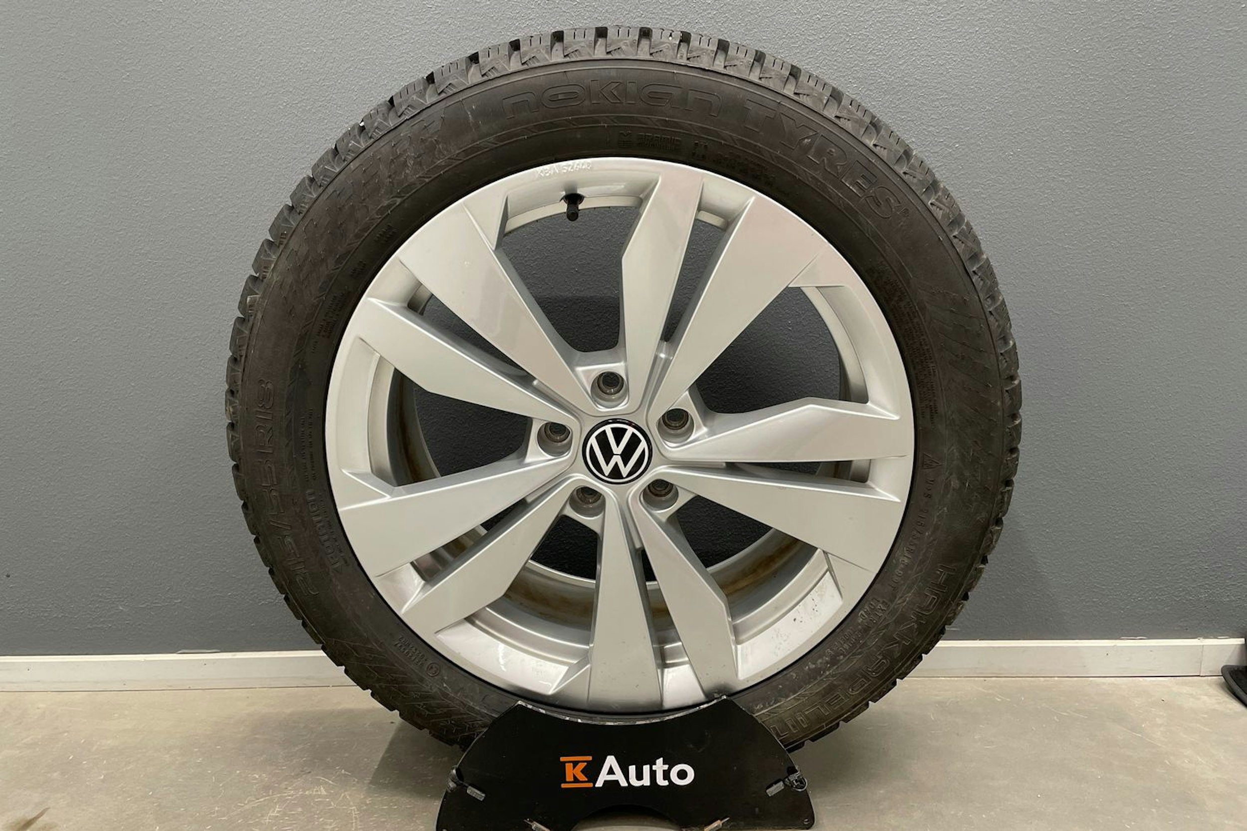 punainen Volkswagen ID.3 2023 kuva 13.