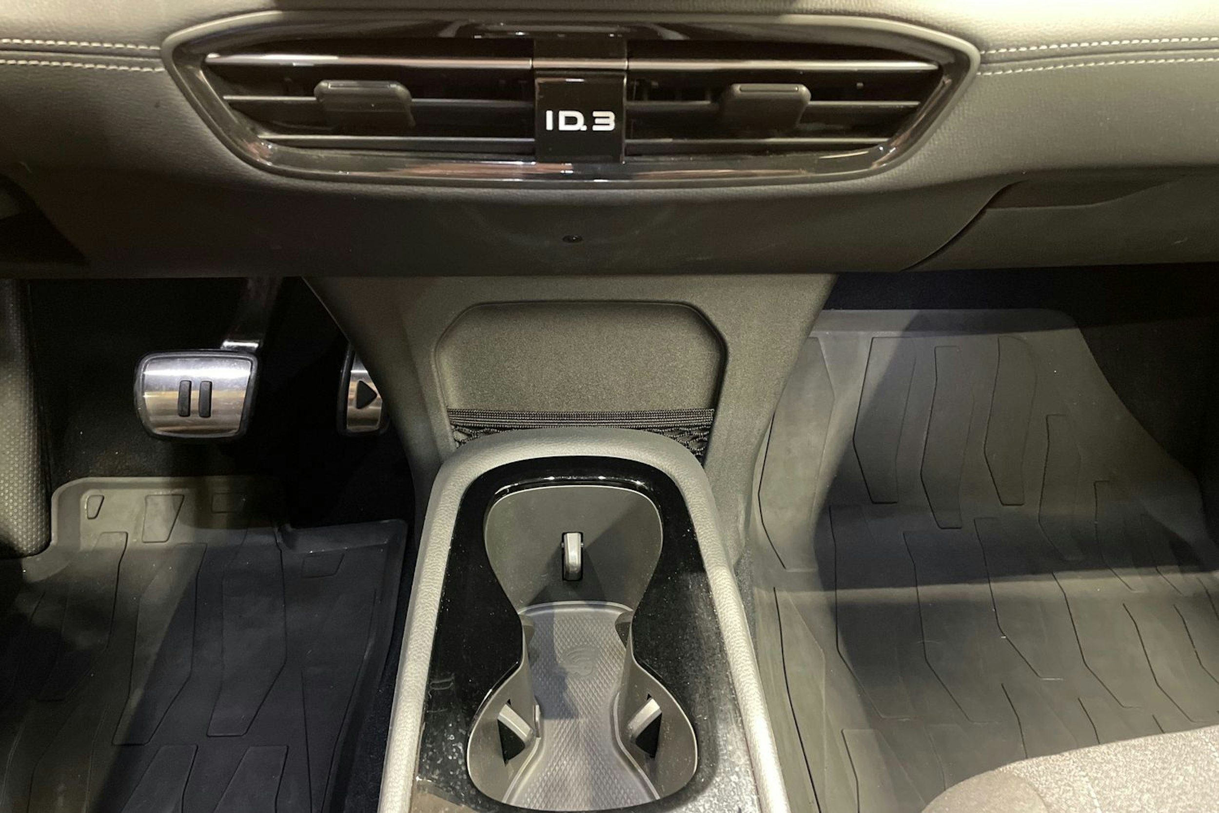 punainen Volkswagen ID.3 2023 kuva 22.