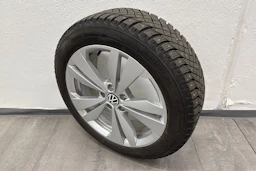 punainen Volkswagen ID.3 2023 kuva 10.