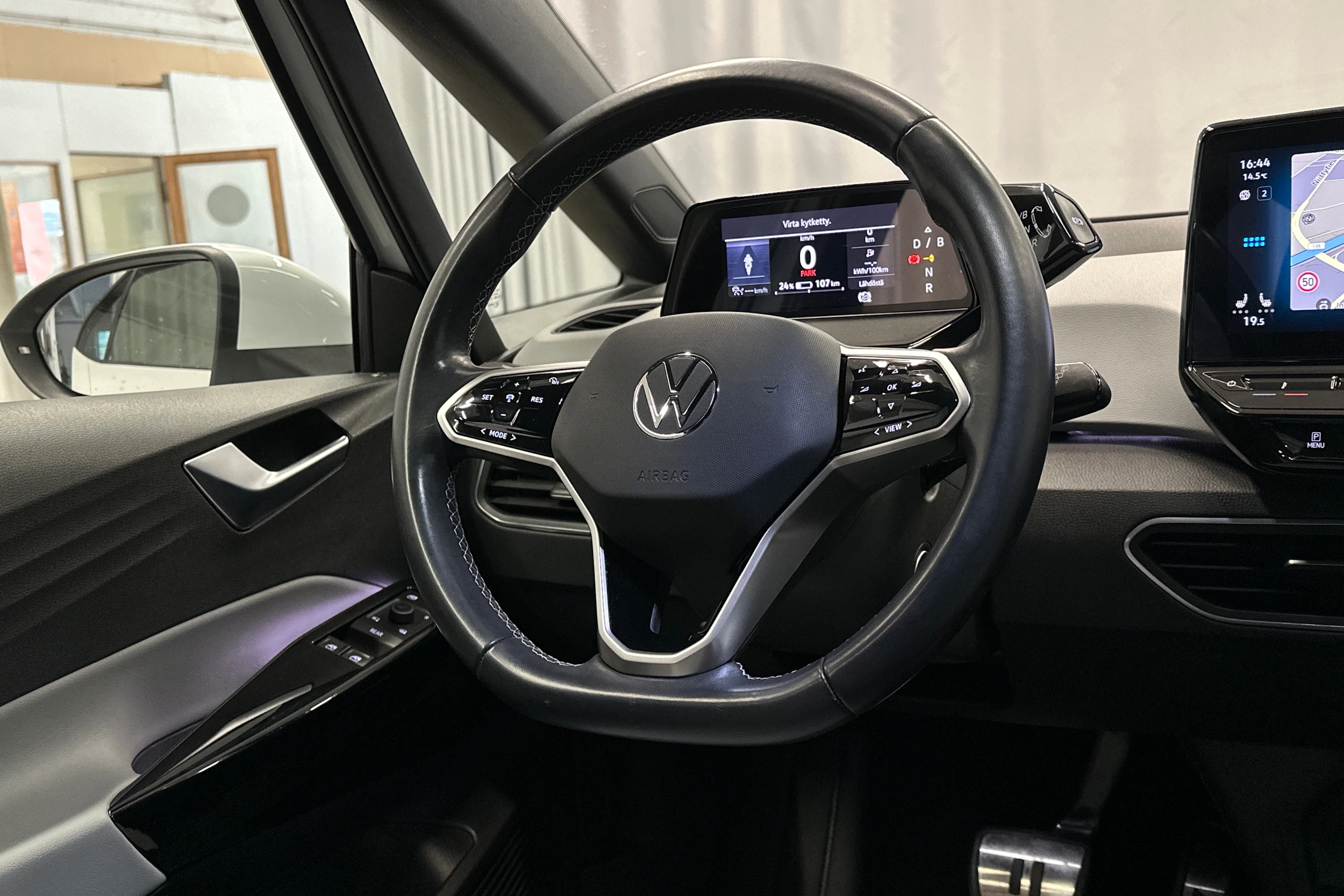 valkoinen Volkswagen ID.3 2023 kuva 17.