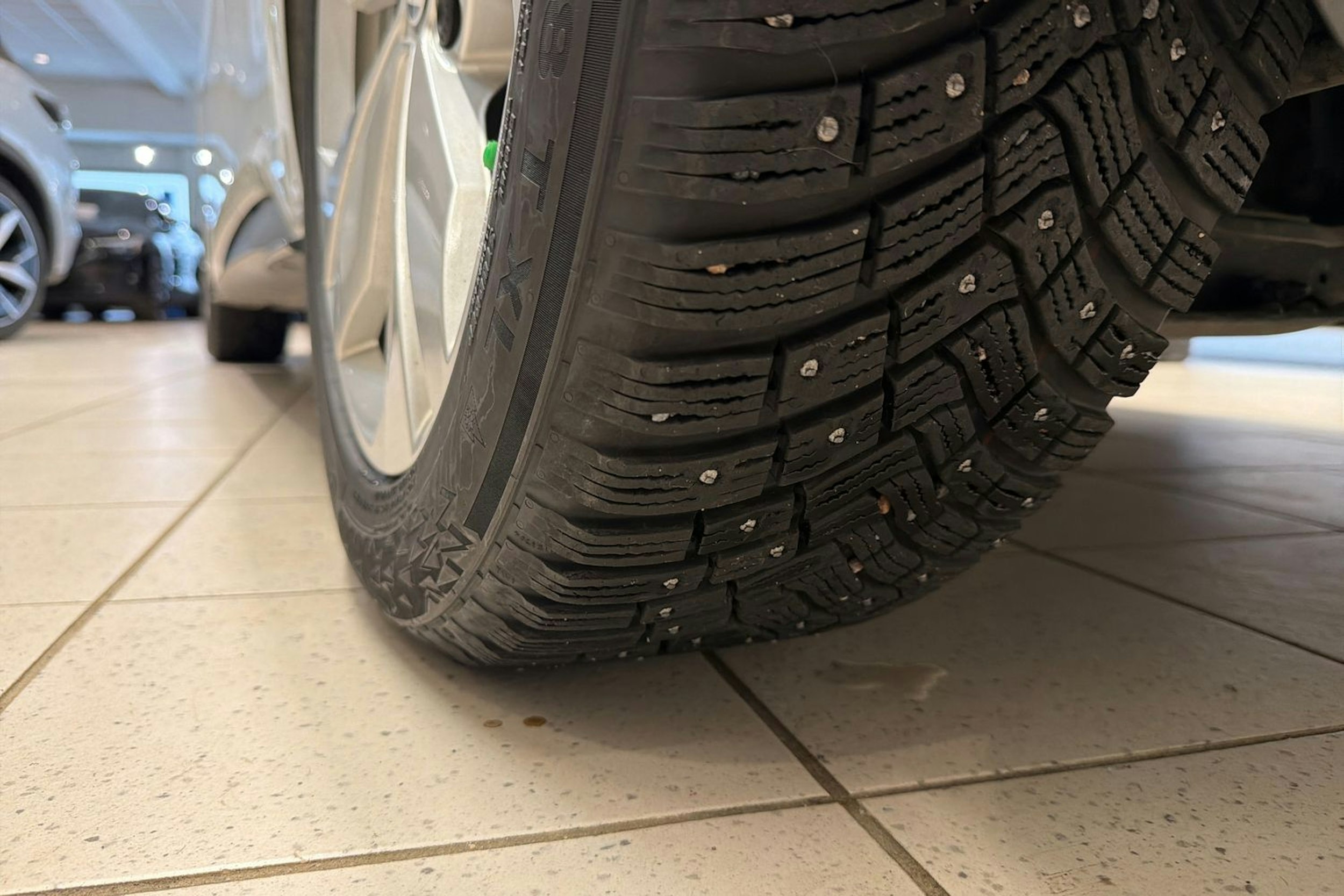 valkoinen Volkswagen ID.3 2023 kuva 13.