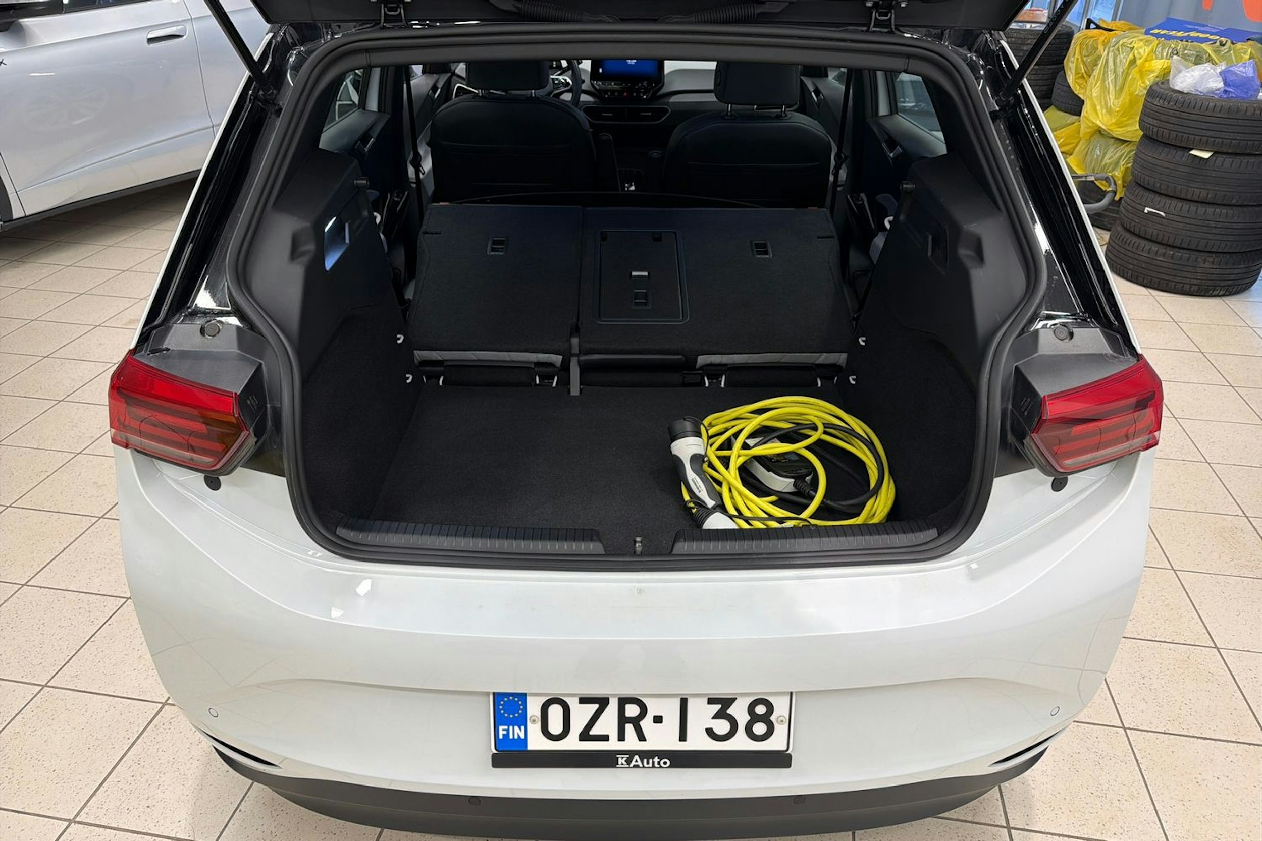 valkoinen Volkswagen ID.3 2023 kuva 16.