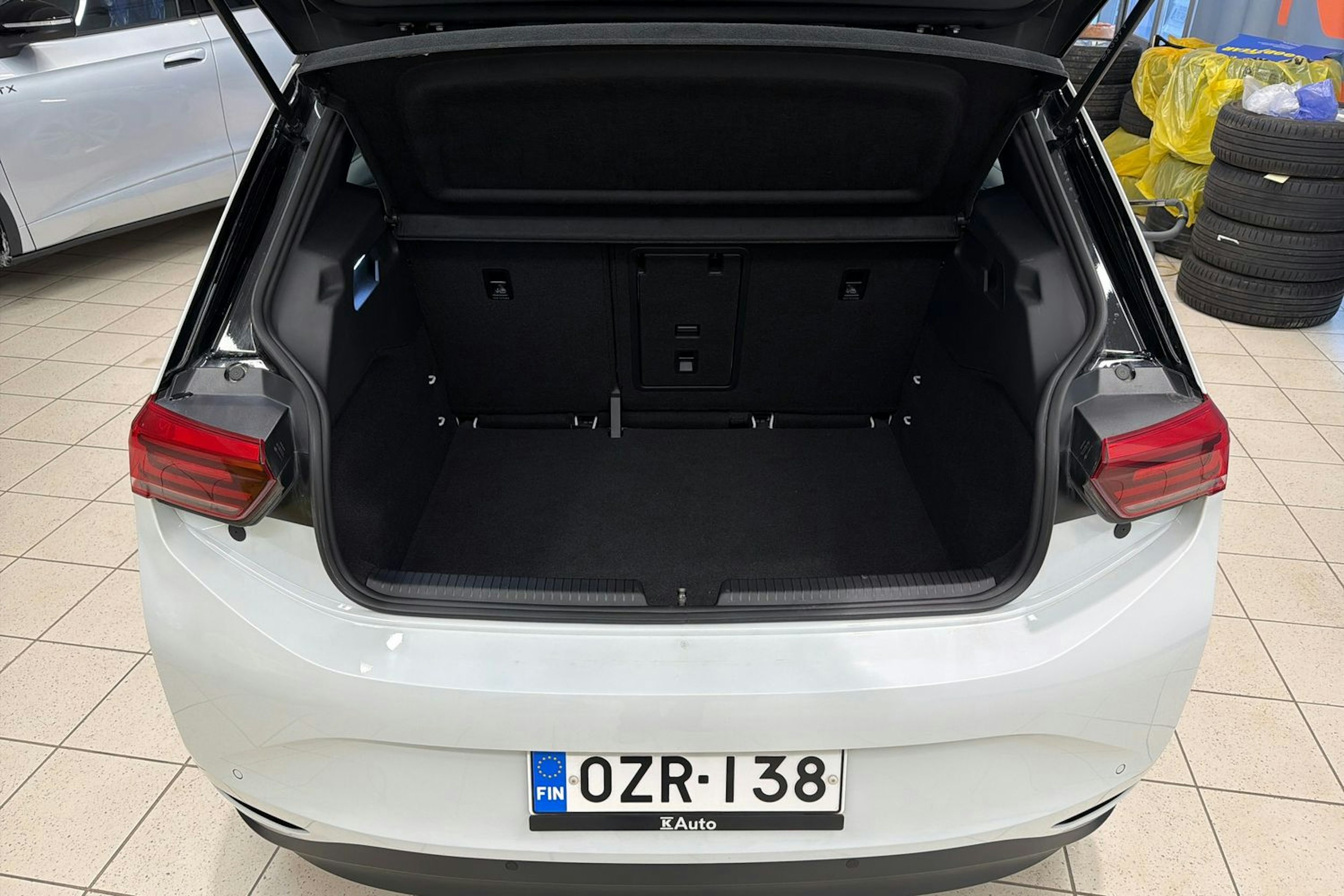 valkoinen Volkswagen ID.3 2023 kuva 17.