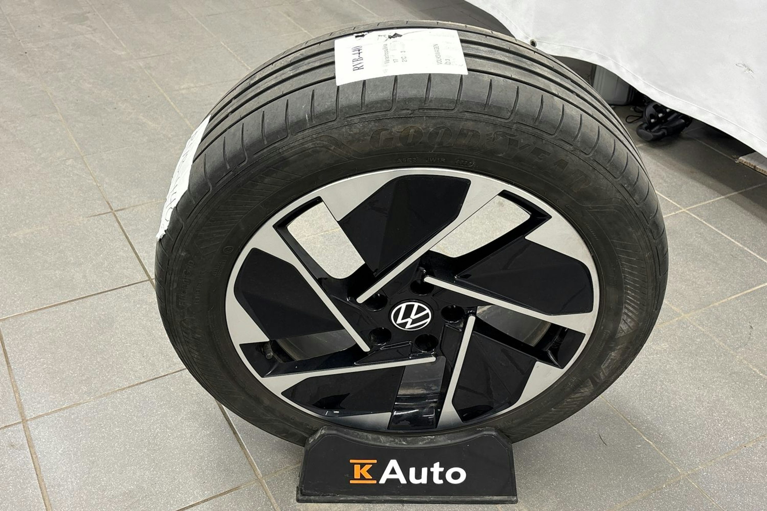 valkoinen Volkswagen ID.3 2023 kuva 14.