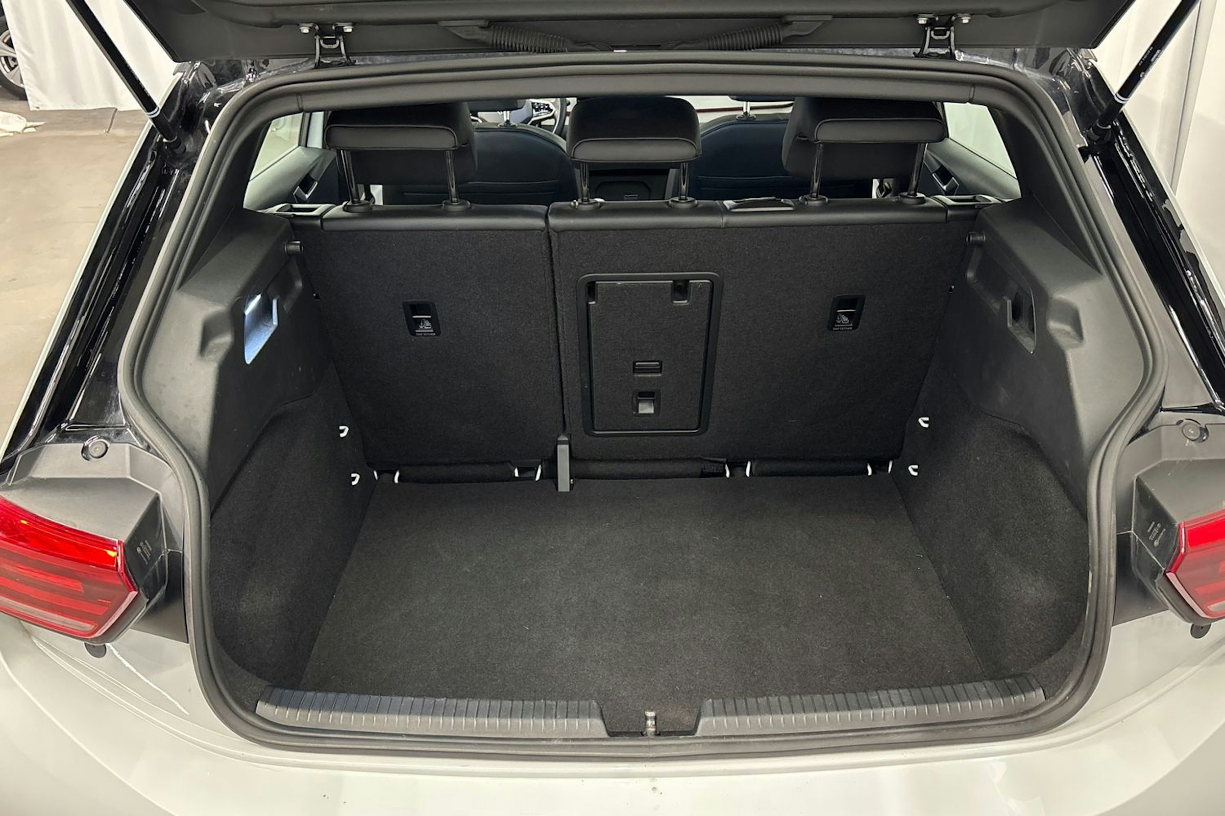 valkoinen Volkswagen ID.3 2023 kuva 16.