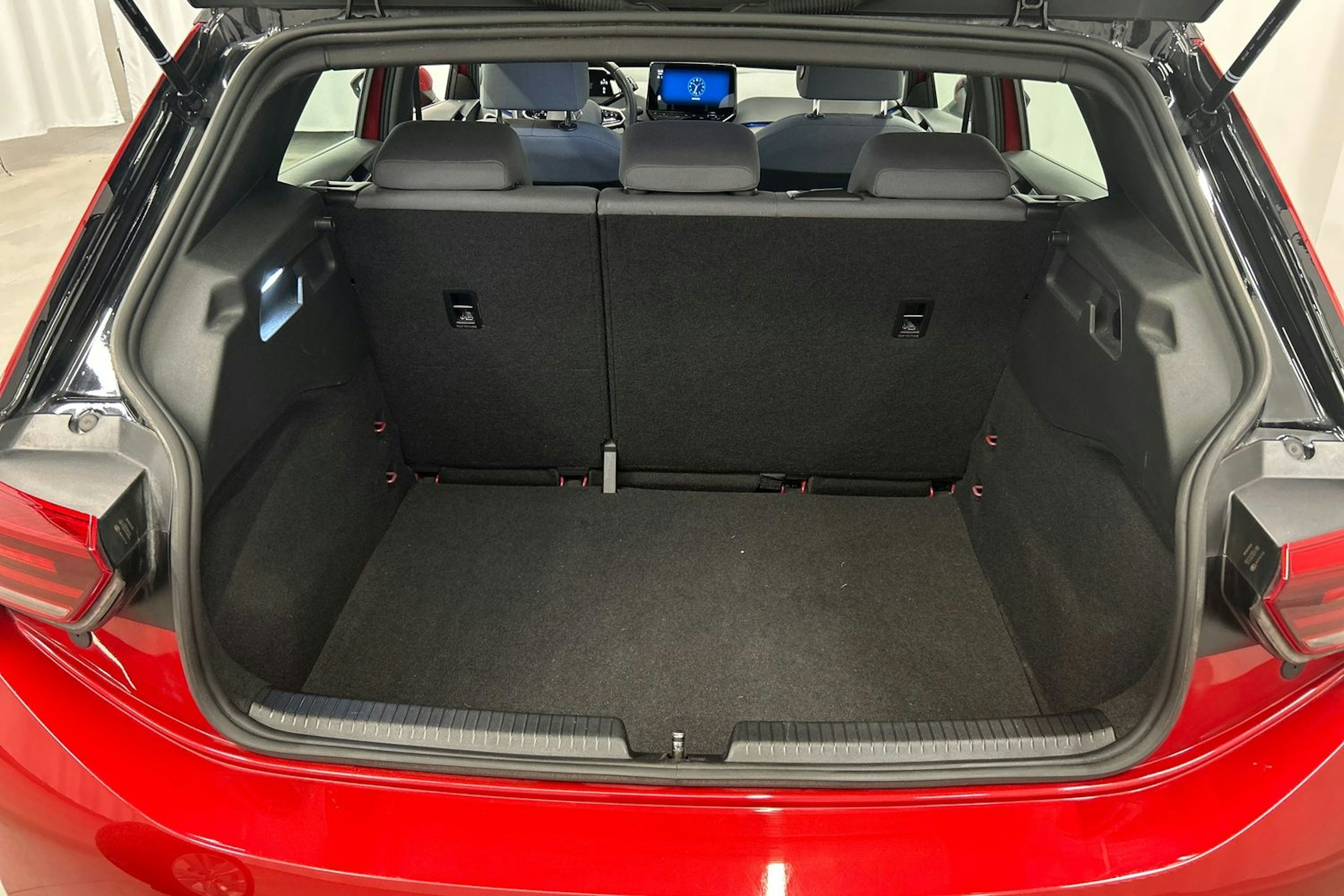 punainen Volkswagen ID.3 2023 kuva 15.