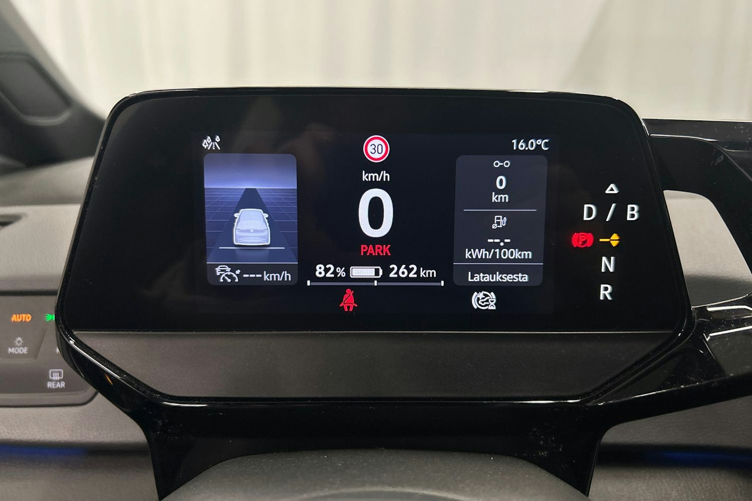 punainen Volkswagen ID.3 2023 kuva 17.