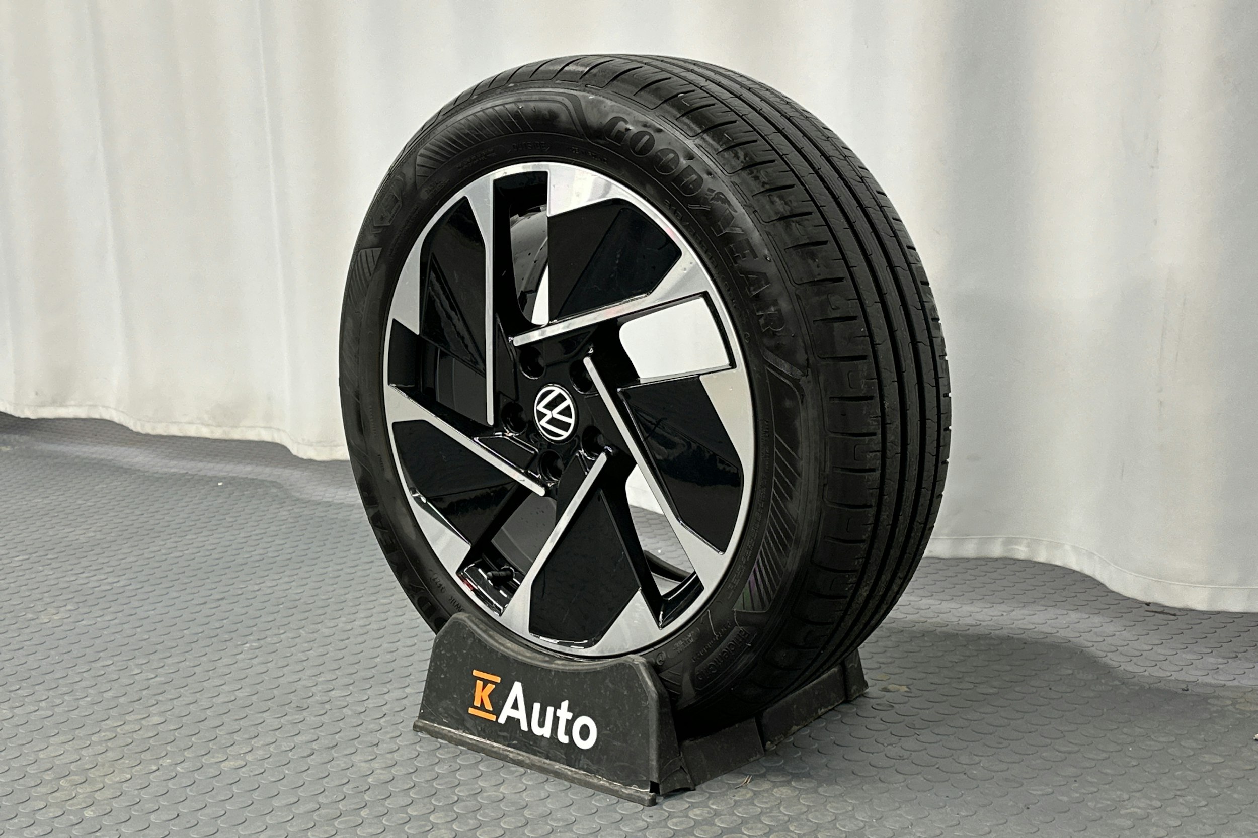 harmaa Volkswagen ID.3 2023 kuva 13.