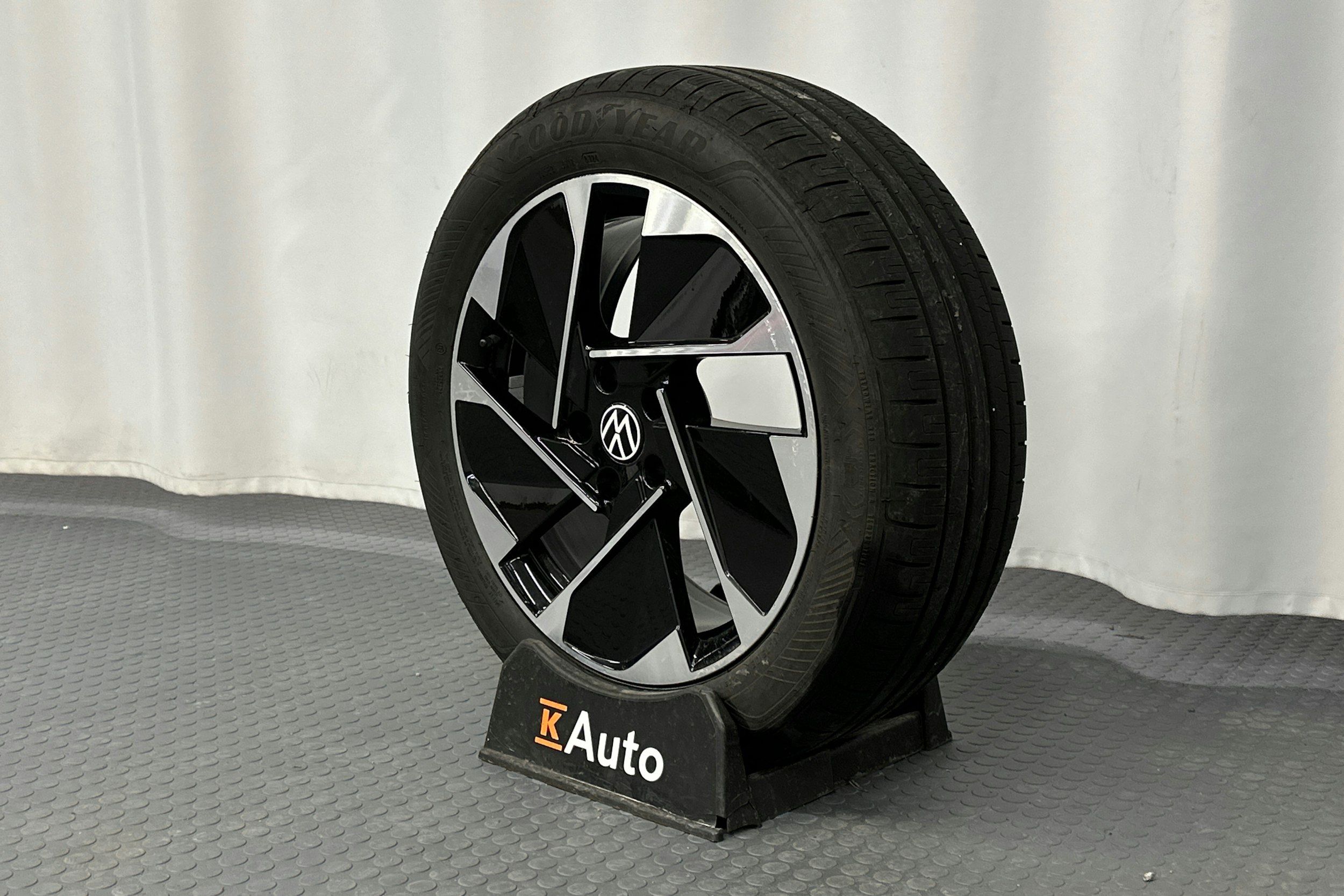 harmaa Volkswagen ID.3 2023 kuva 13.