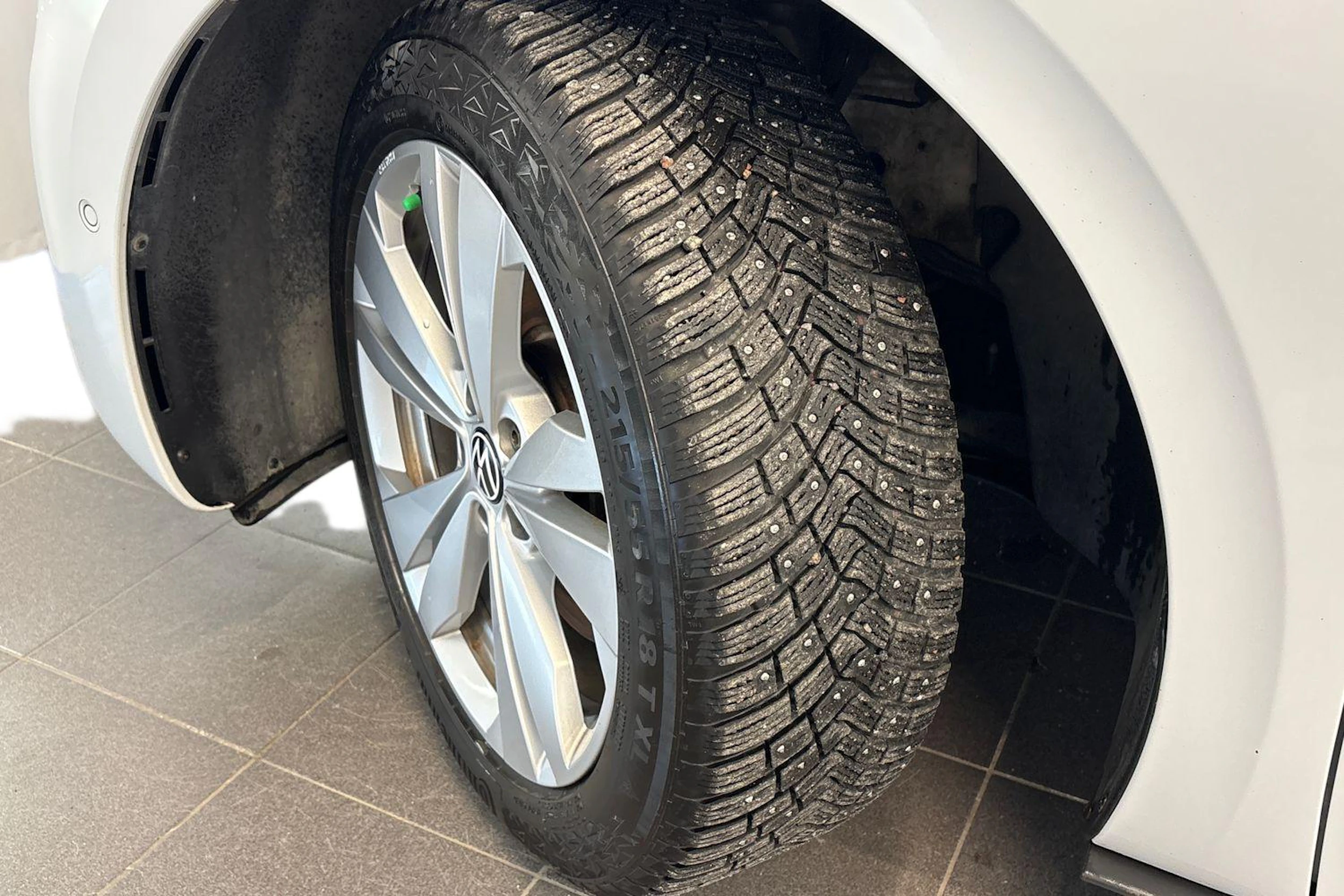 valkoinen Volkswagen ID.3 2023 kuva 9.