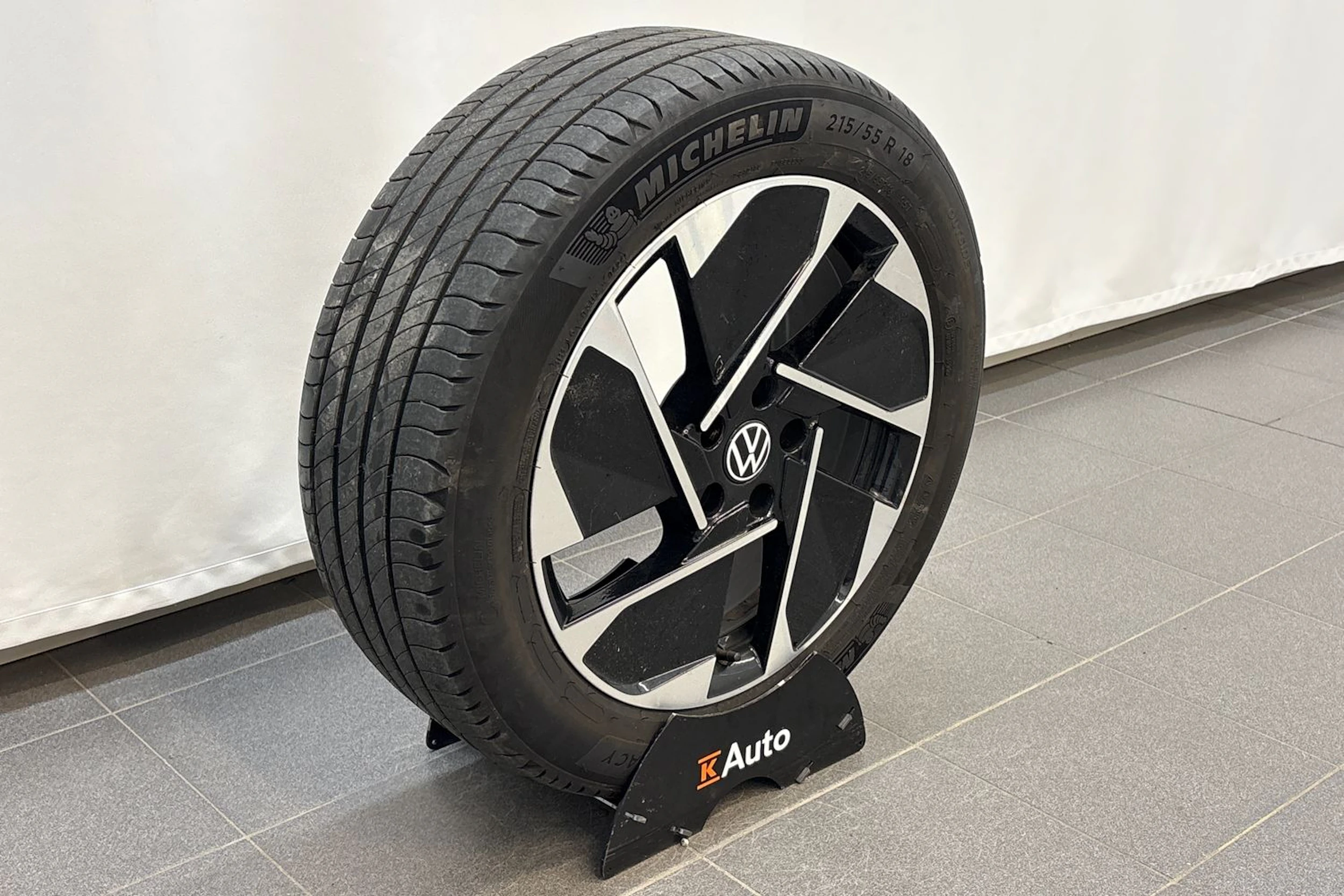 valkoinen Volkswagen ID.3 2023 kuva 10.