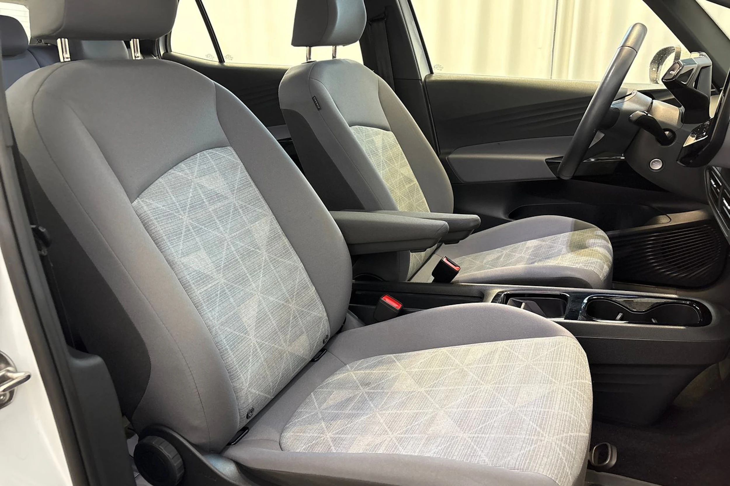 valkoinen Volkswagen ID.3 2023 kuva 12.