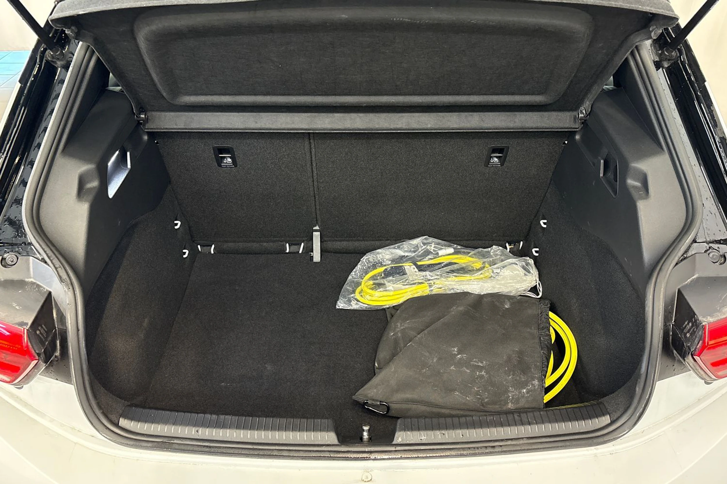 valkoinen Volkswagen ID.3 2023 kuva 14.