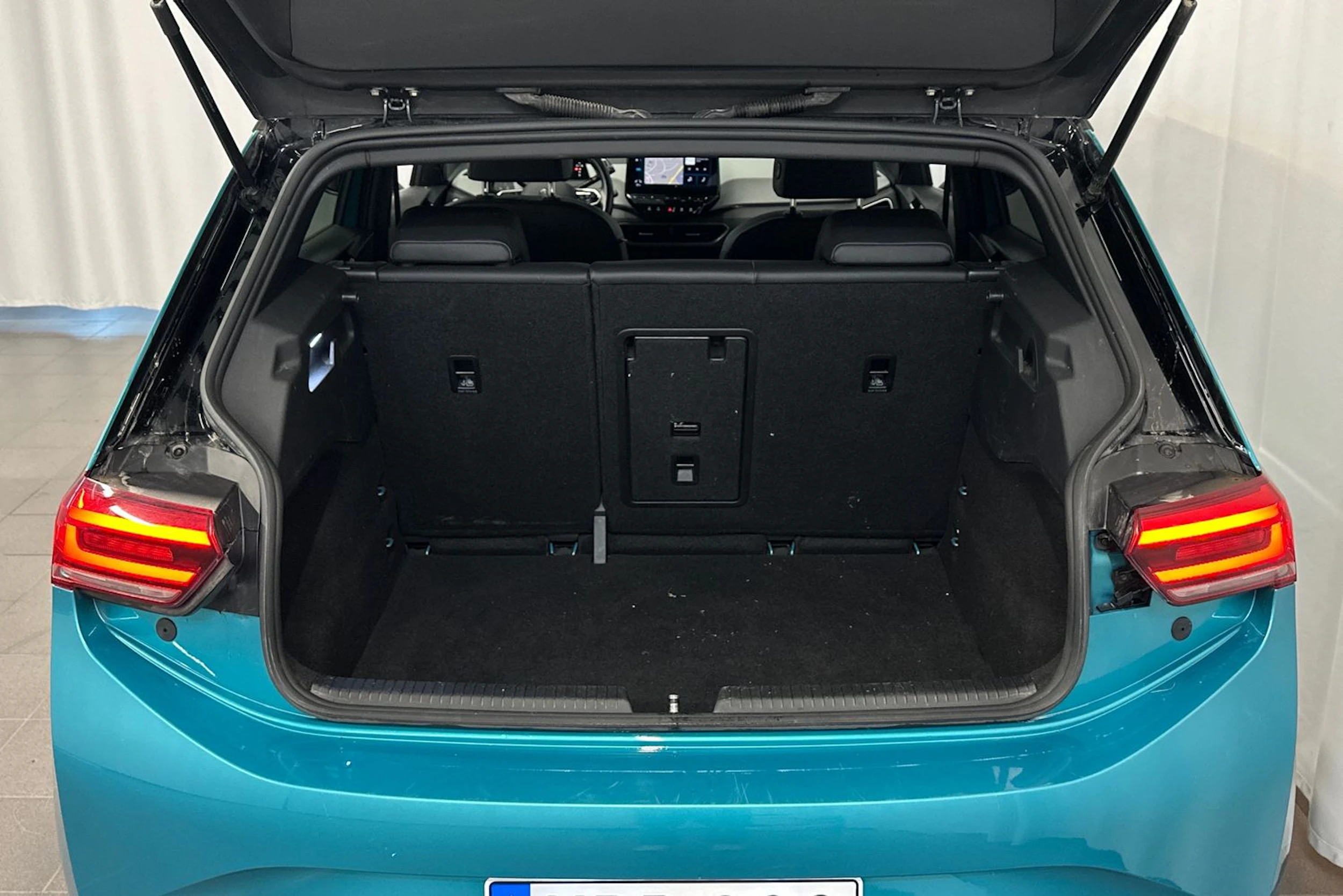sininen Volkswagen ID.3 2023 kuva 13.