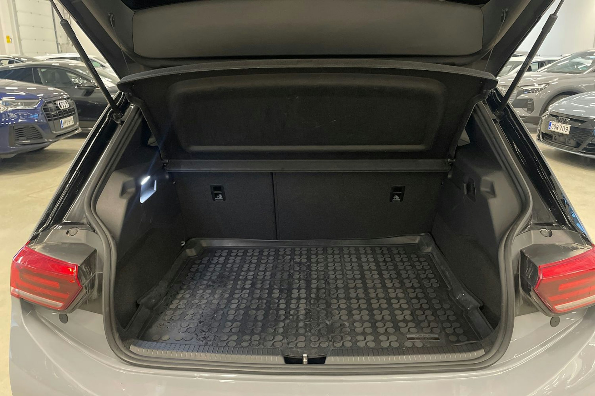 harmaa Volkswagen ID.3 2023 kuva 36.