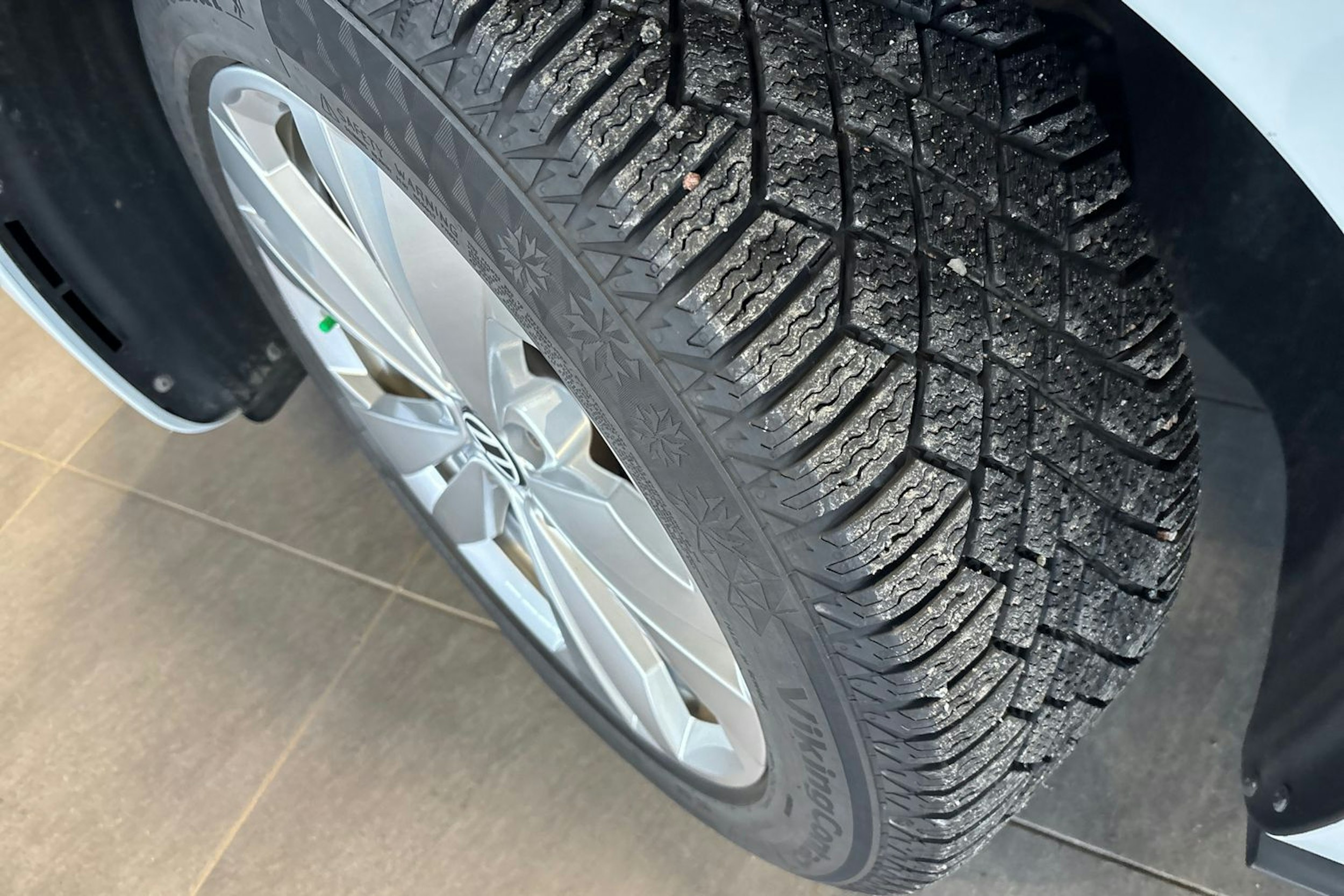 Valkoinen Volkswagen ID.3 2023 kuva 10.