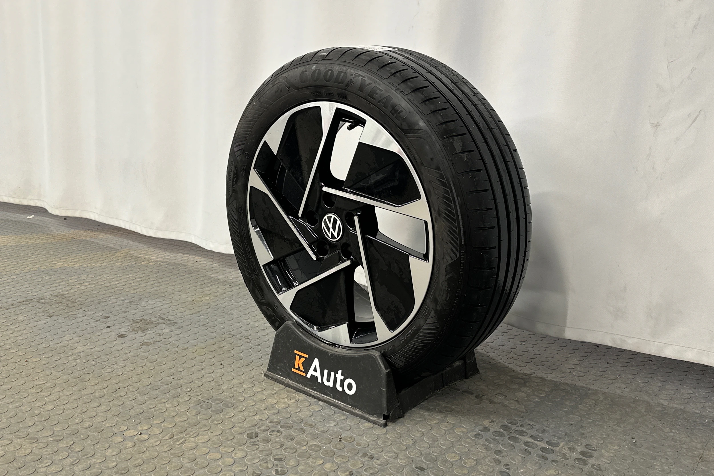 valkoinen Volkswagen ID.3 2023 kuva 10.