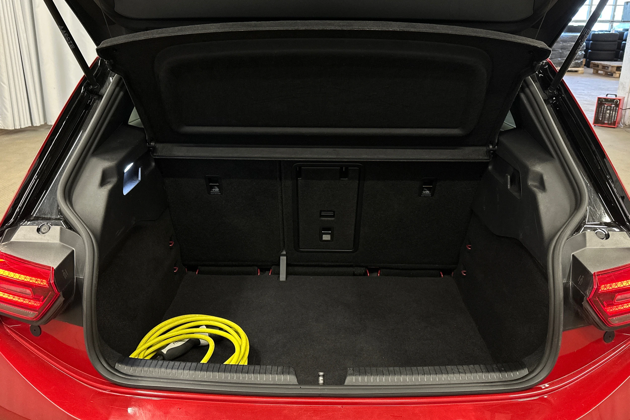 punainen Volkswagen ID.3 2023 kuva 11.