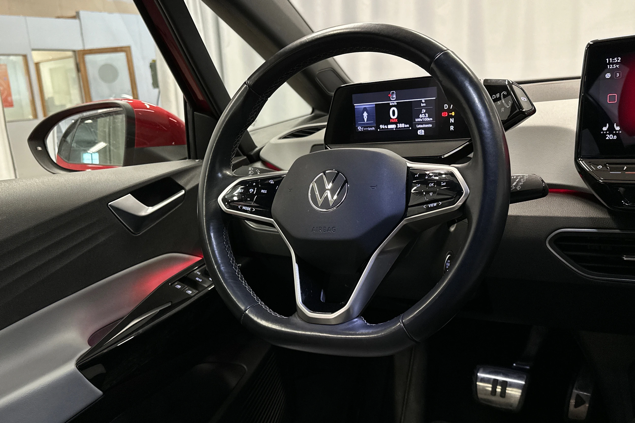 punainen Volkswagen ID.3 2023 kuva 13.