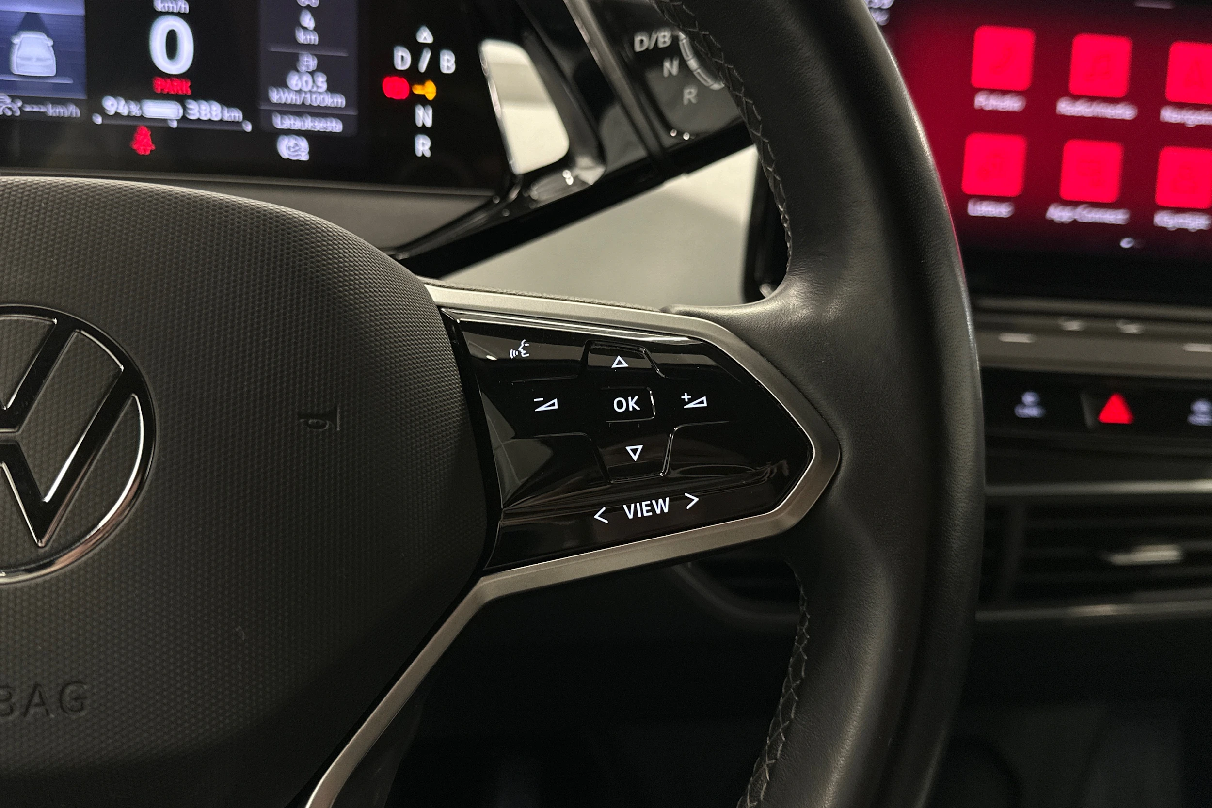 punainen Volkswagen ID.3 2023 kuva 15.