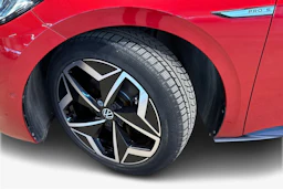 punainen Volkswagen ID.3 2023 kuva 15.