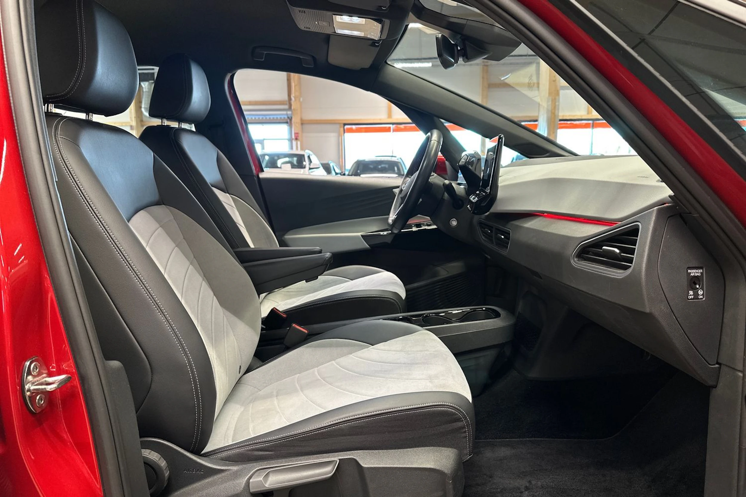 punainen Volkswagen ID.3 2023 kuva 18.