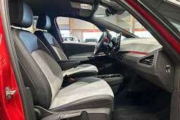 punainen Volkswagen ID.3 2023 kuva 18.