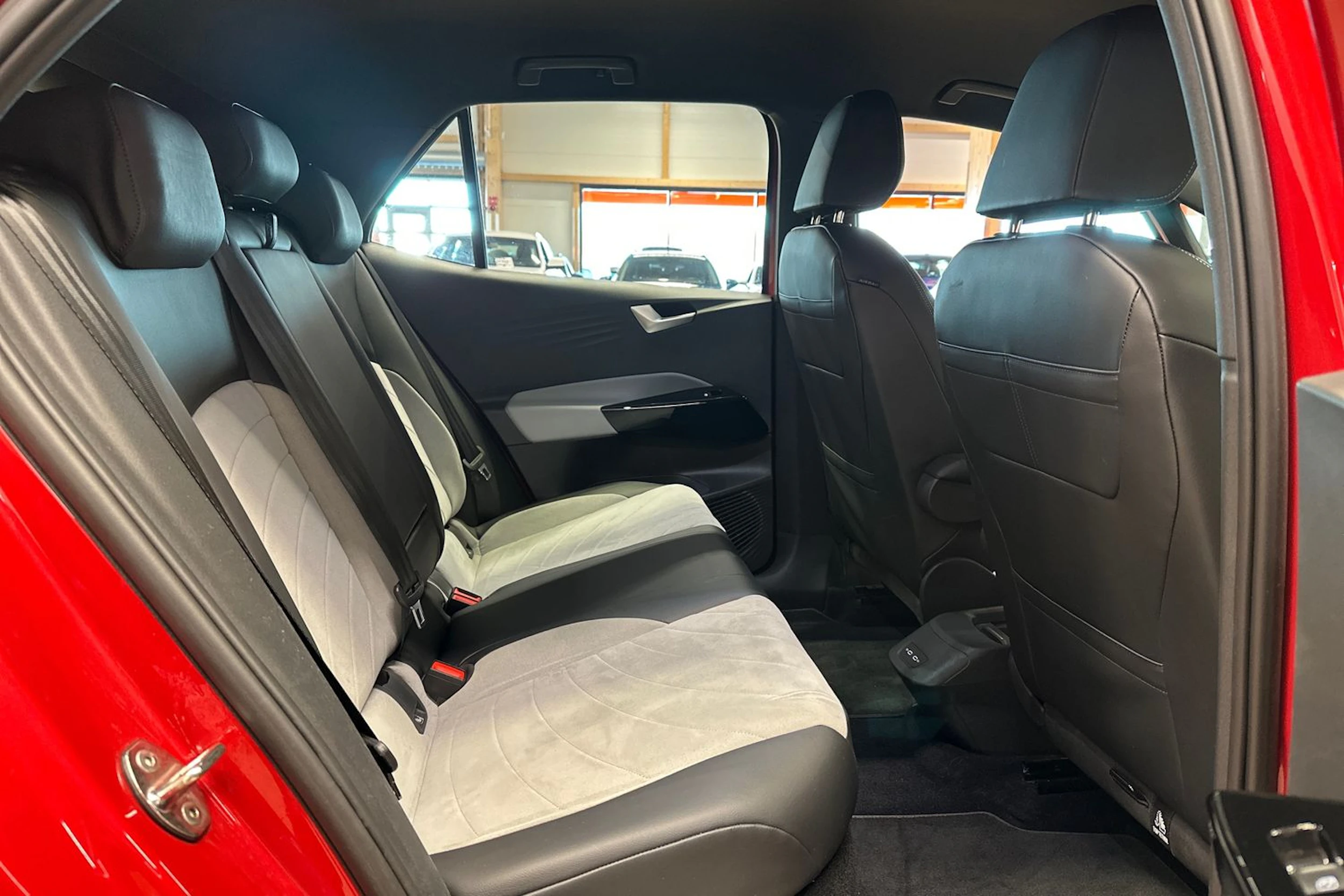 punainen Volkswagen ID.3 2023 kuva 19.