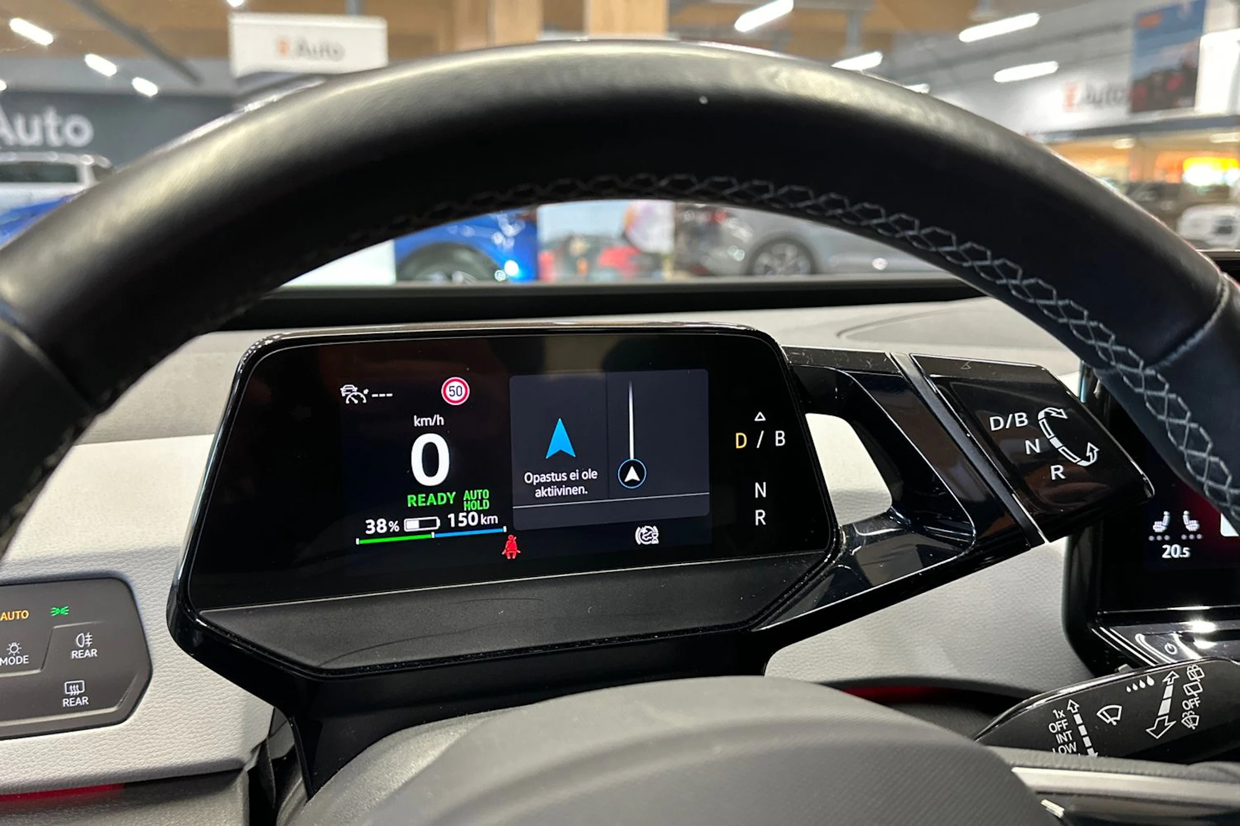 punainen Volkswagen ID.3 2023 kuva 28.