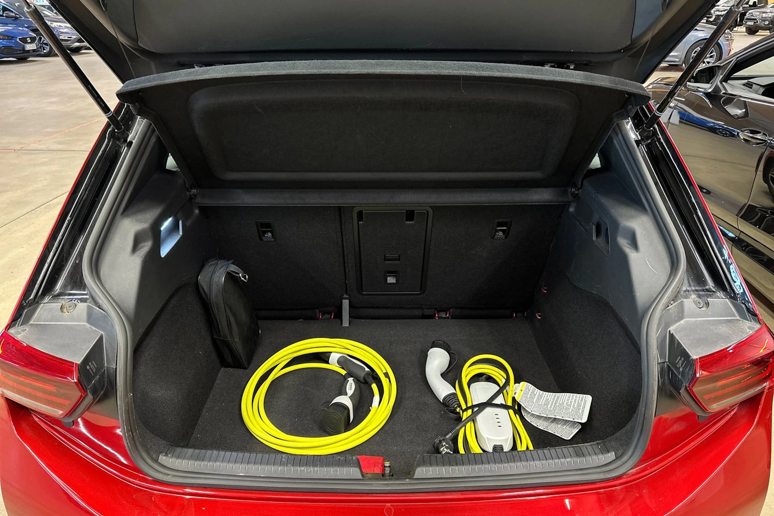 punainen Volkswagen ID.3 2023 kuva 32.