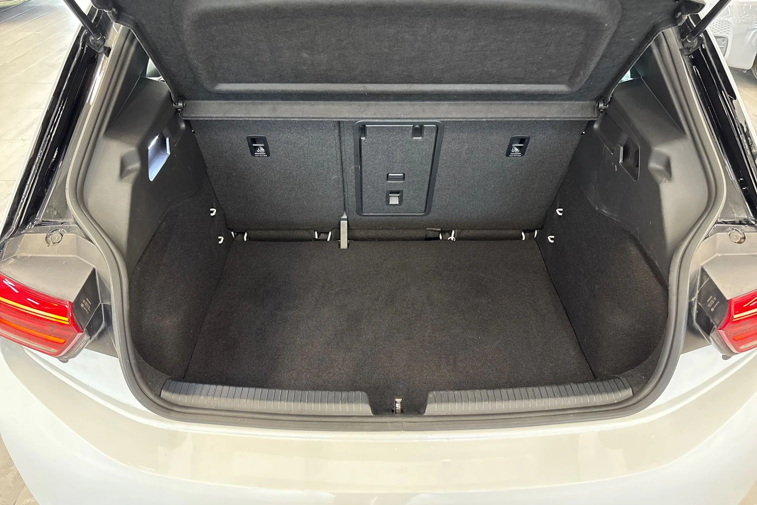valkoinen Volkswagen ID.3 2023 kuva 15.
