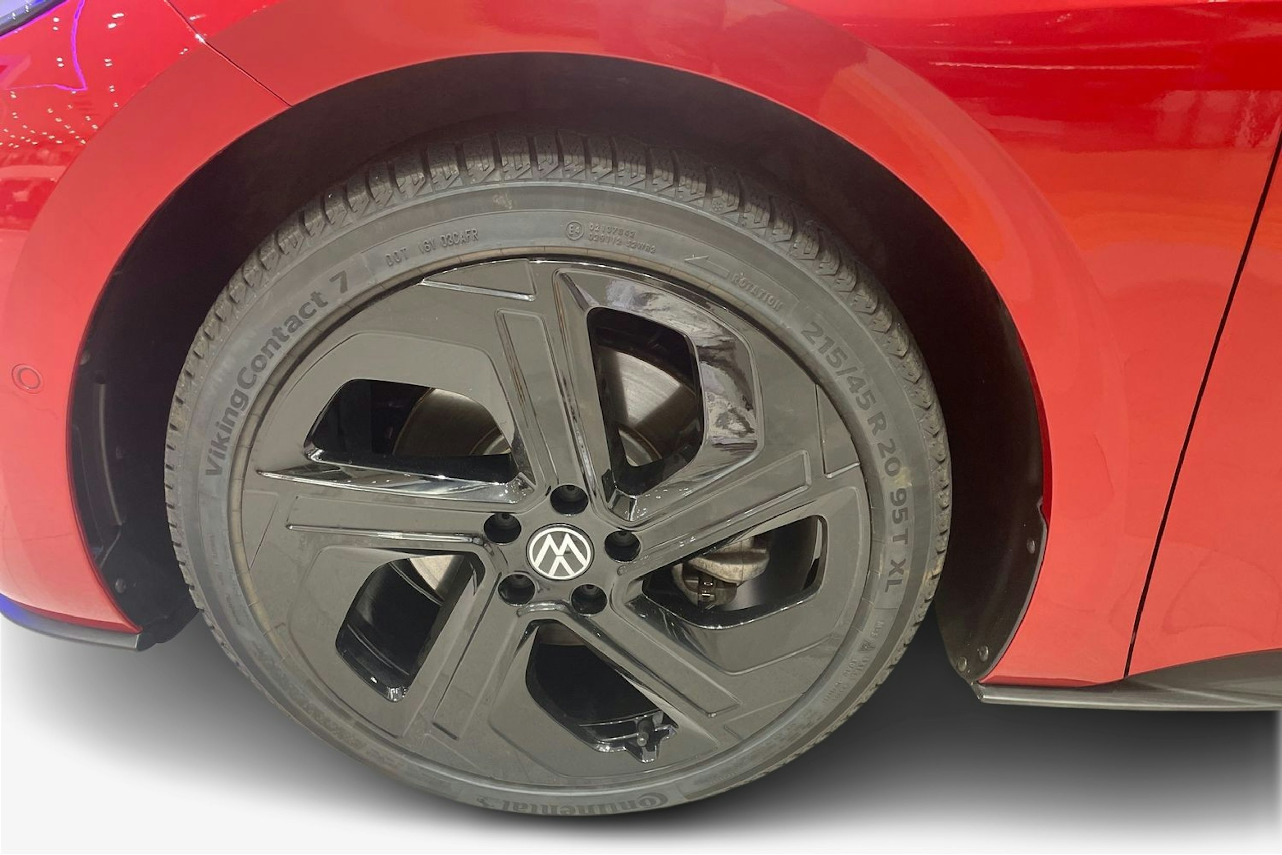 punainen Volkswagen ID.3 2024 kuva 9.