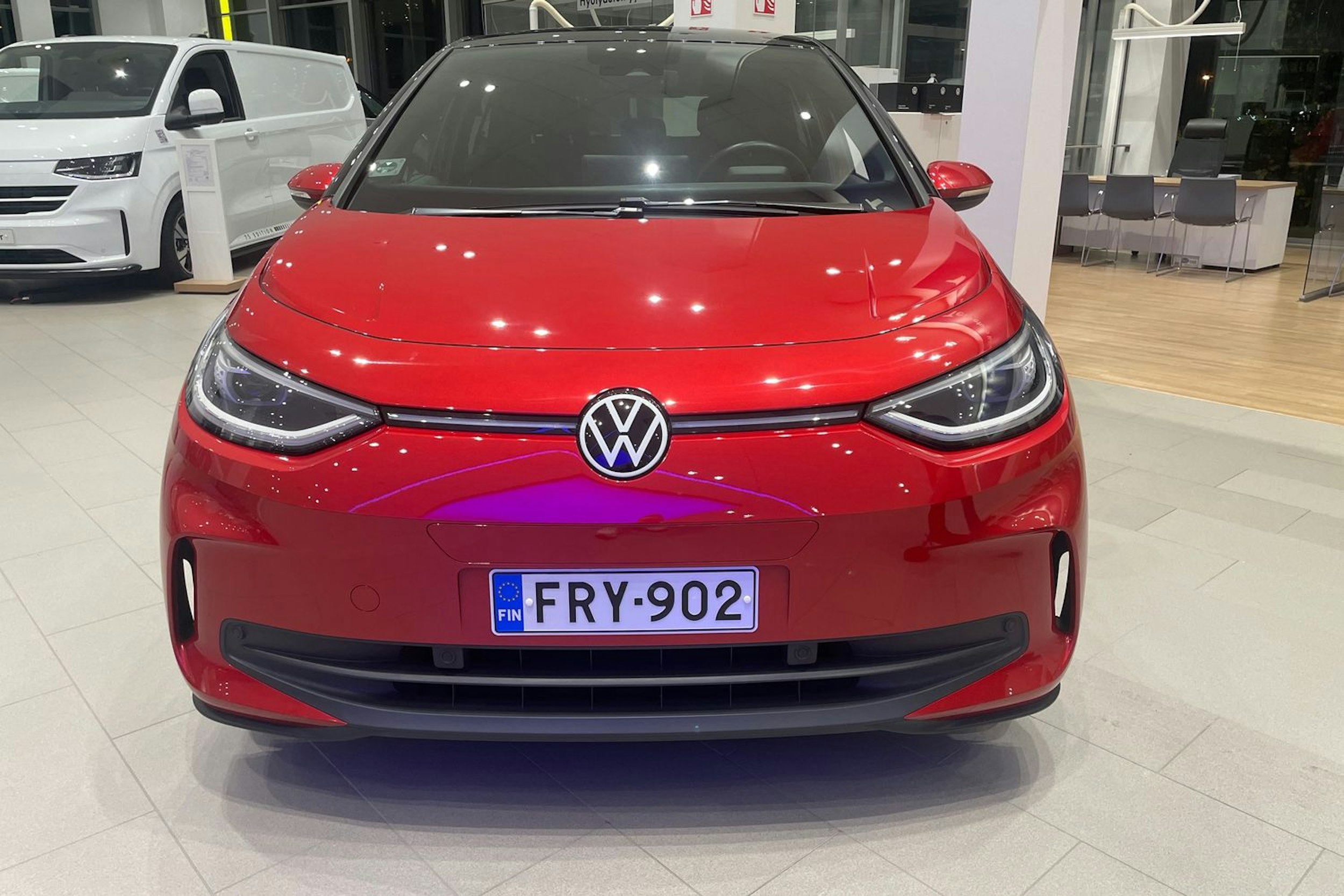 punainen Volkswagen ID.3 2024 kuva 14.