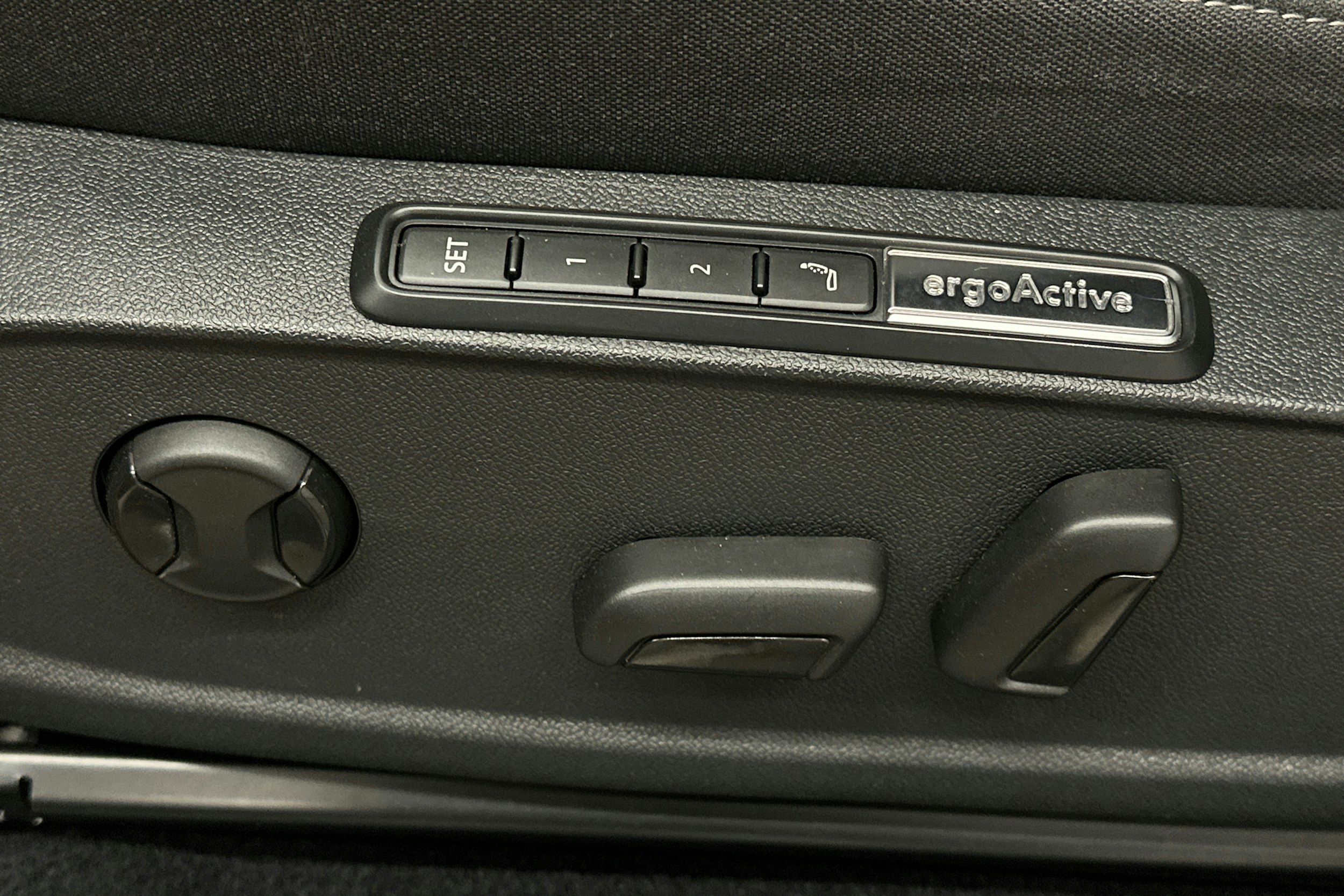 punainen Volkswagen ID.3 2024 kuva 16.