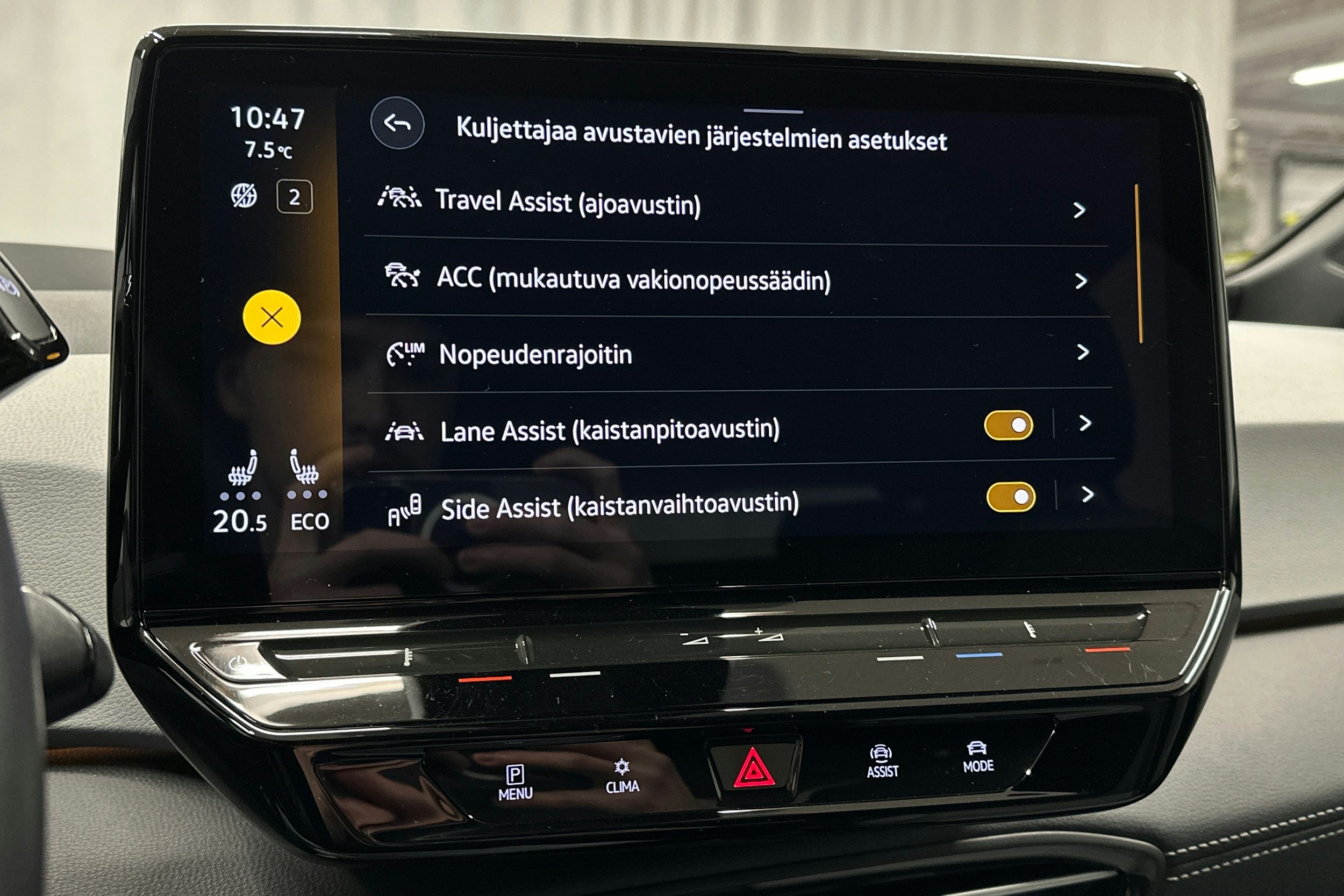 punainen Volkswagen ID.3 2024 kuva 26.