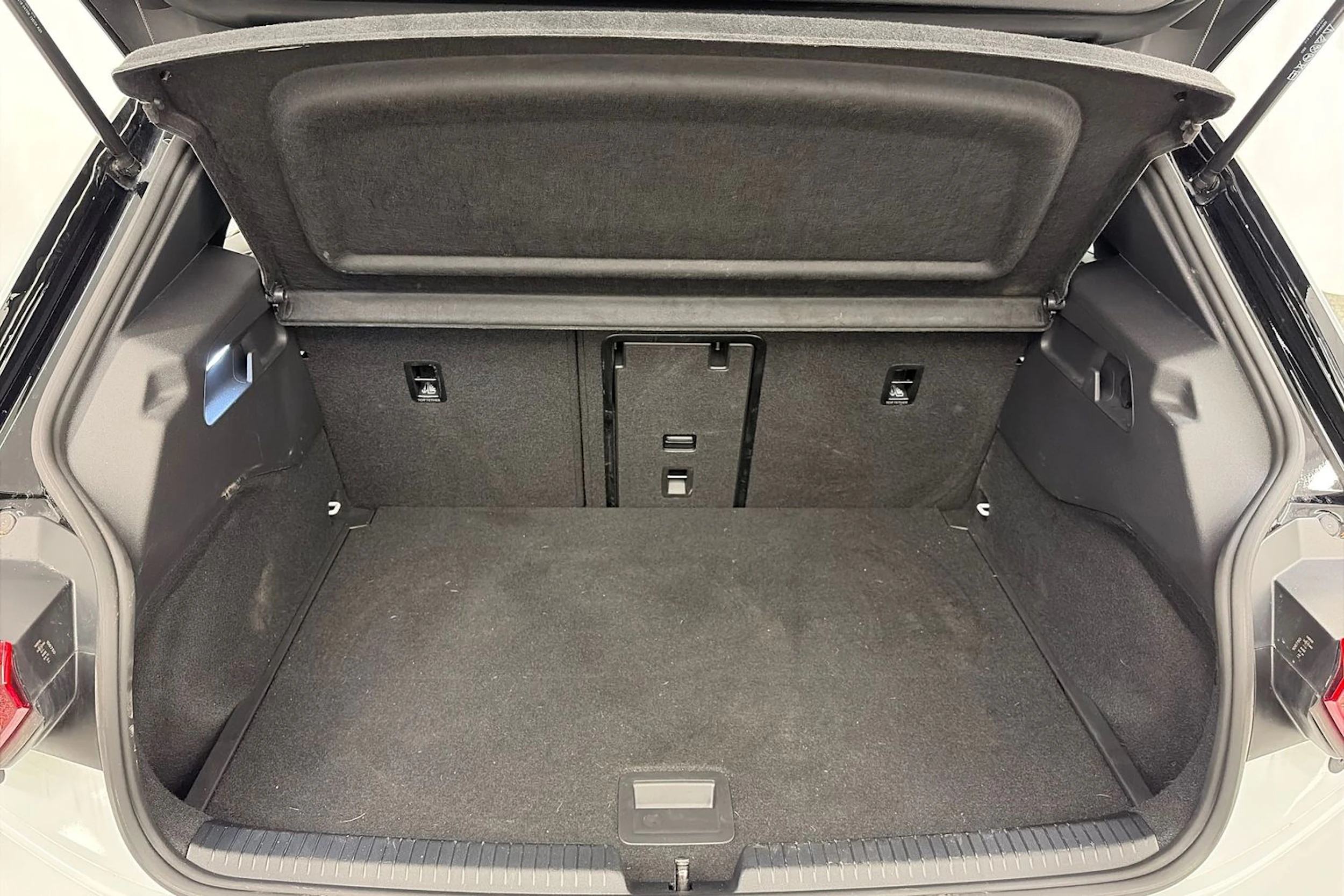 valkoinen Volkswagen ID.3 2024 kuva 15.
