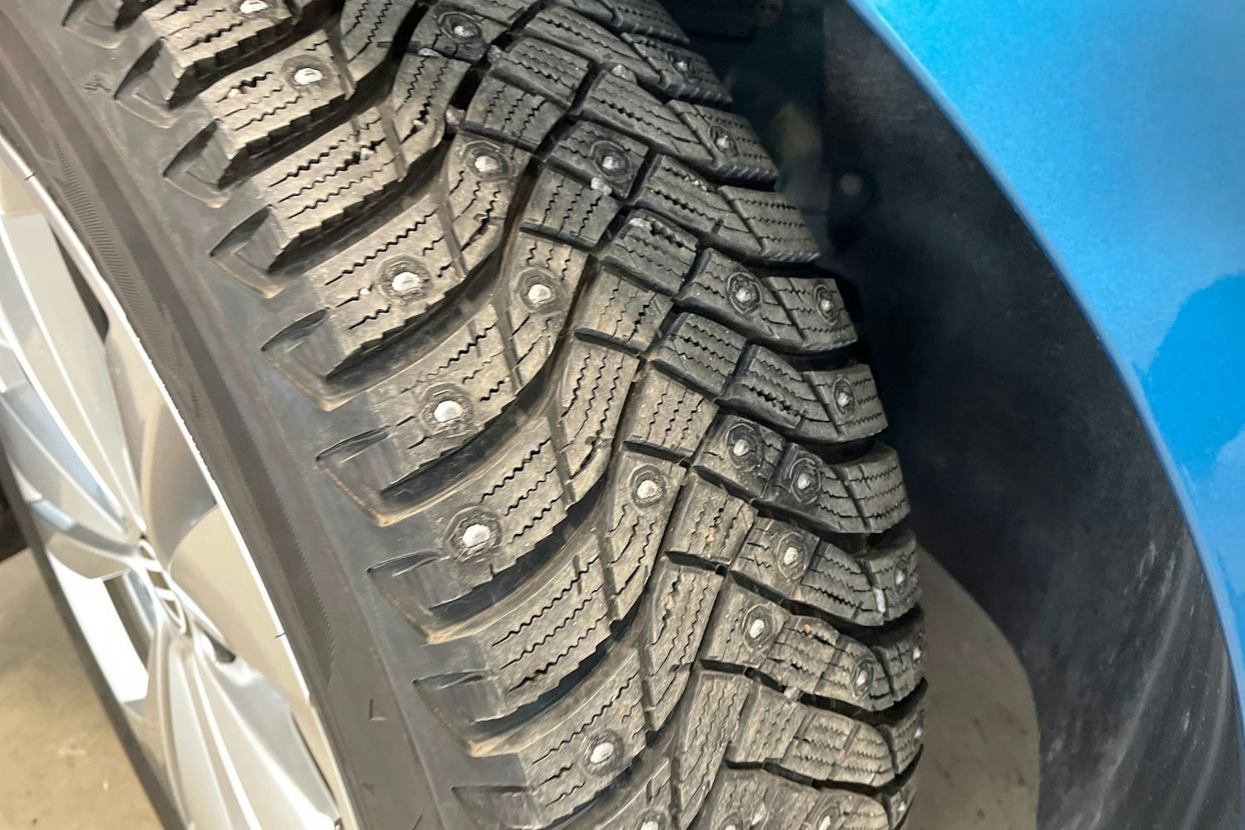 sininen Volkswagen ID.3 2024 kuva 13.