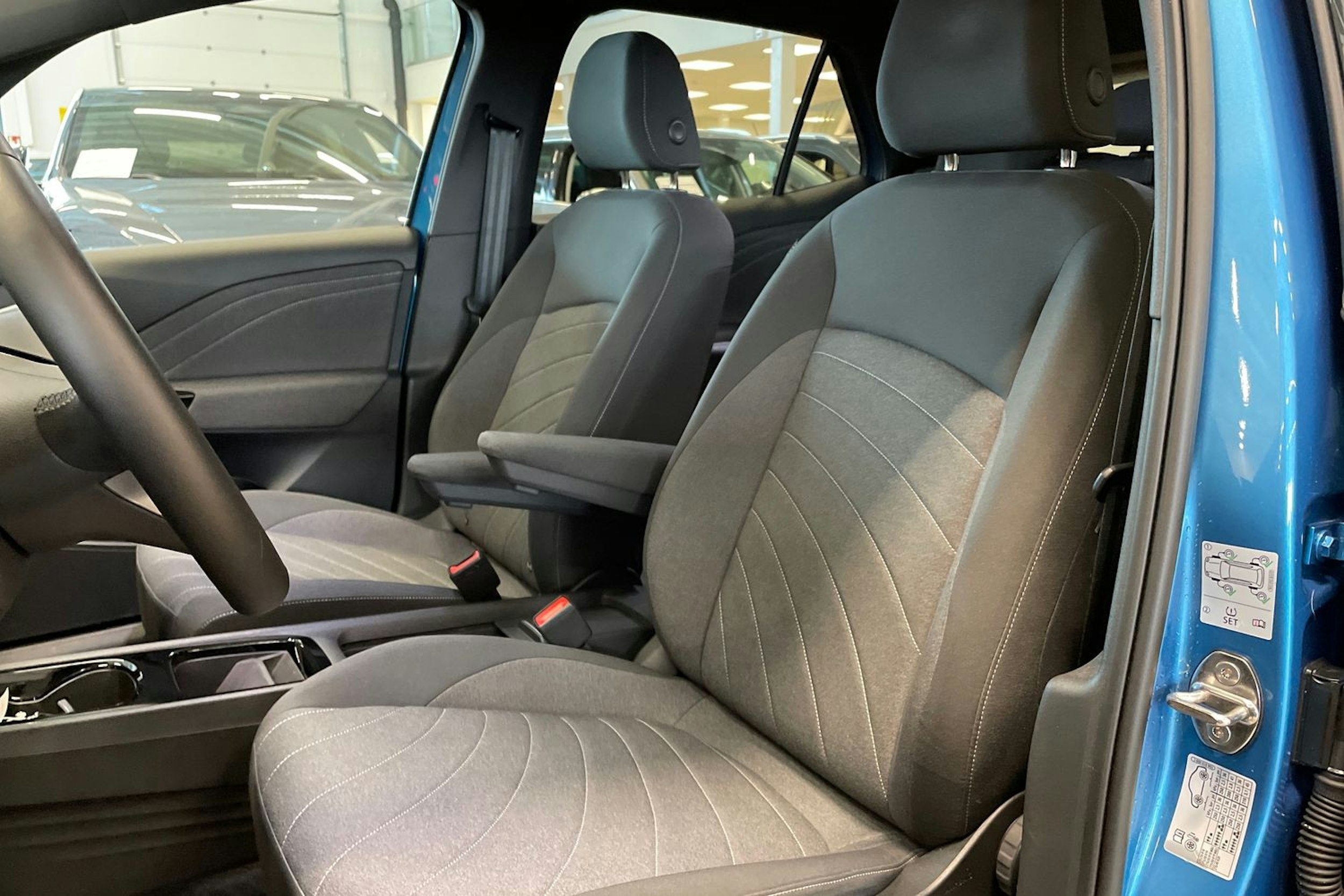 sininen Volkswagen ID.3 2024 kuva 14.