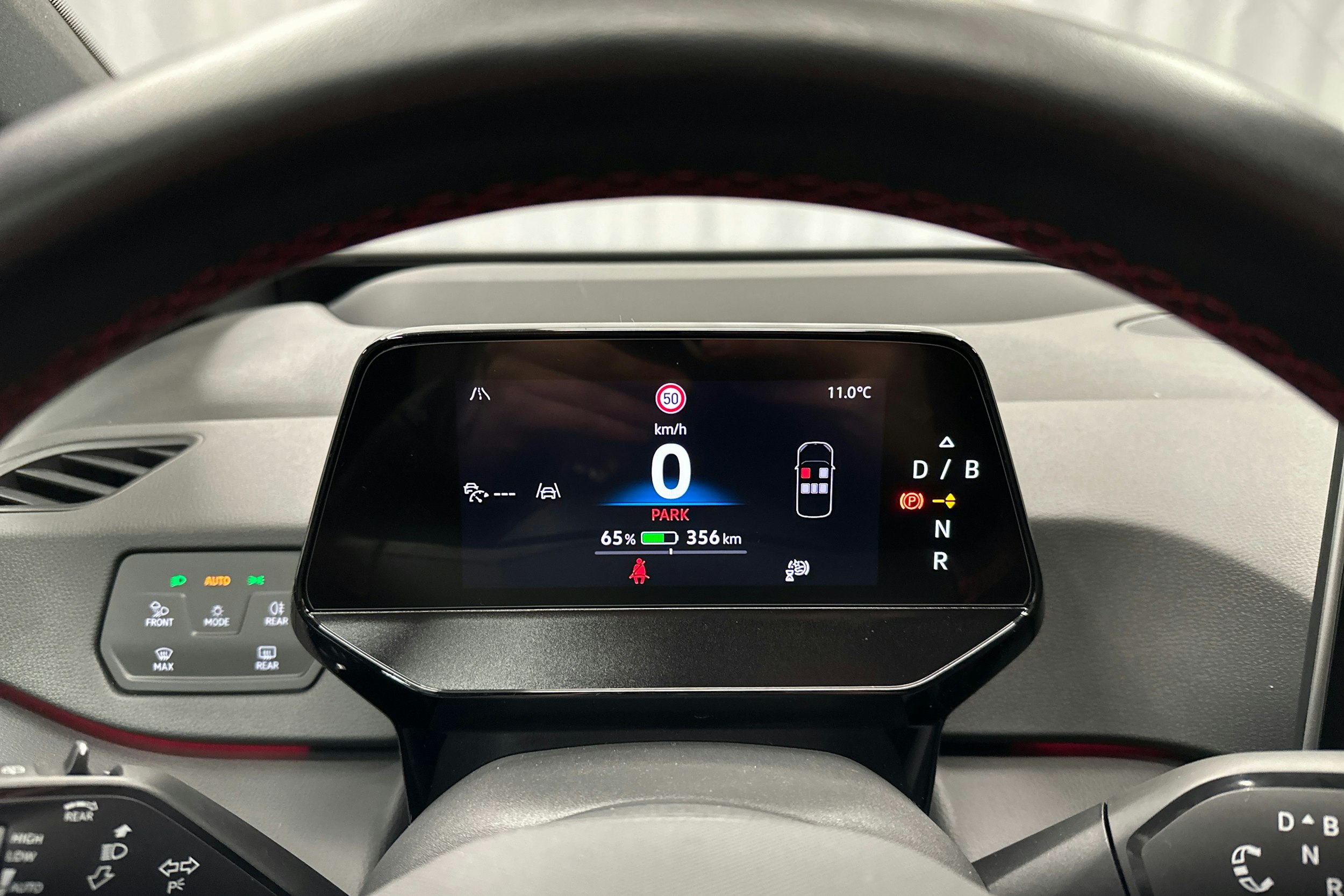 punainen Volkswagen ID.3 2025 kuva 16.