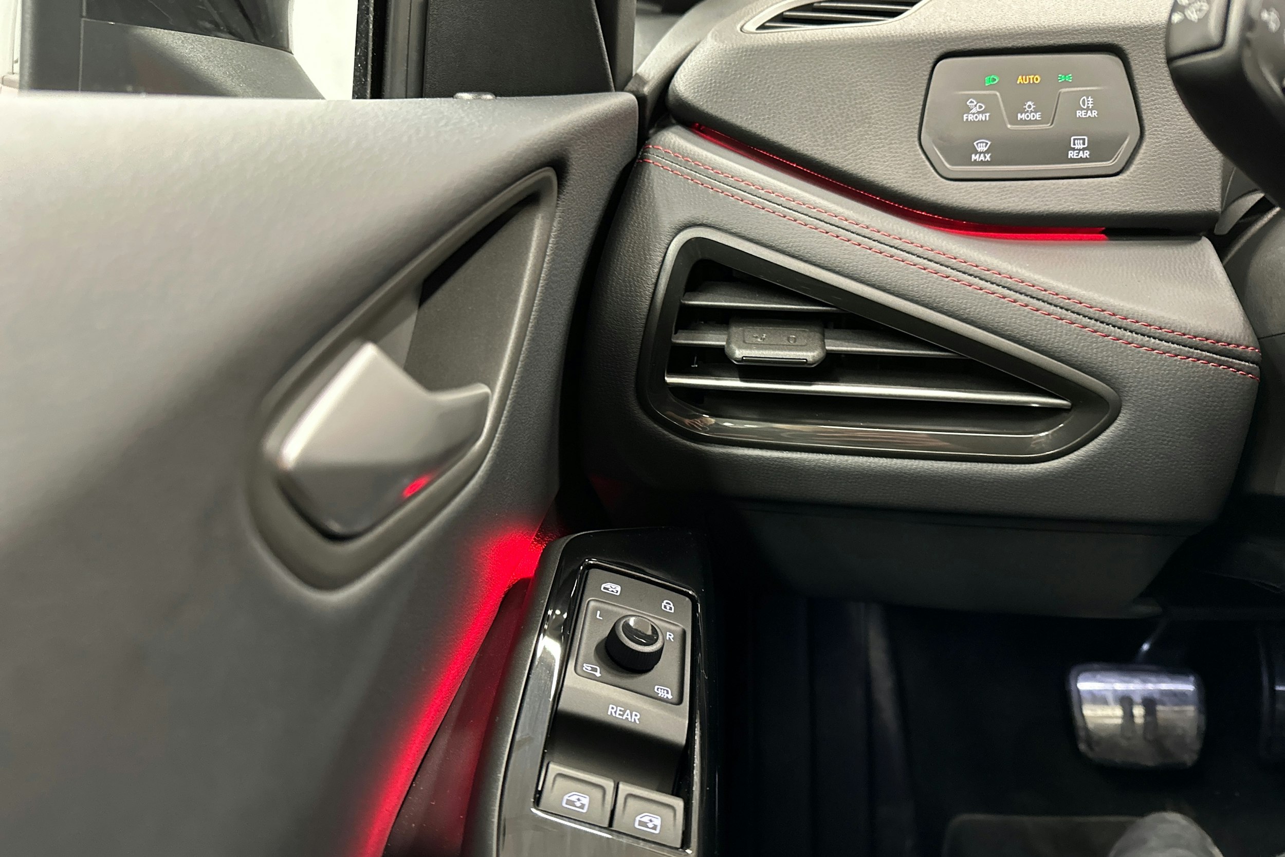 punainen Volkswagen ID.3 2025 kuva 18.