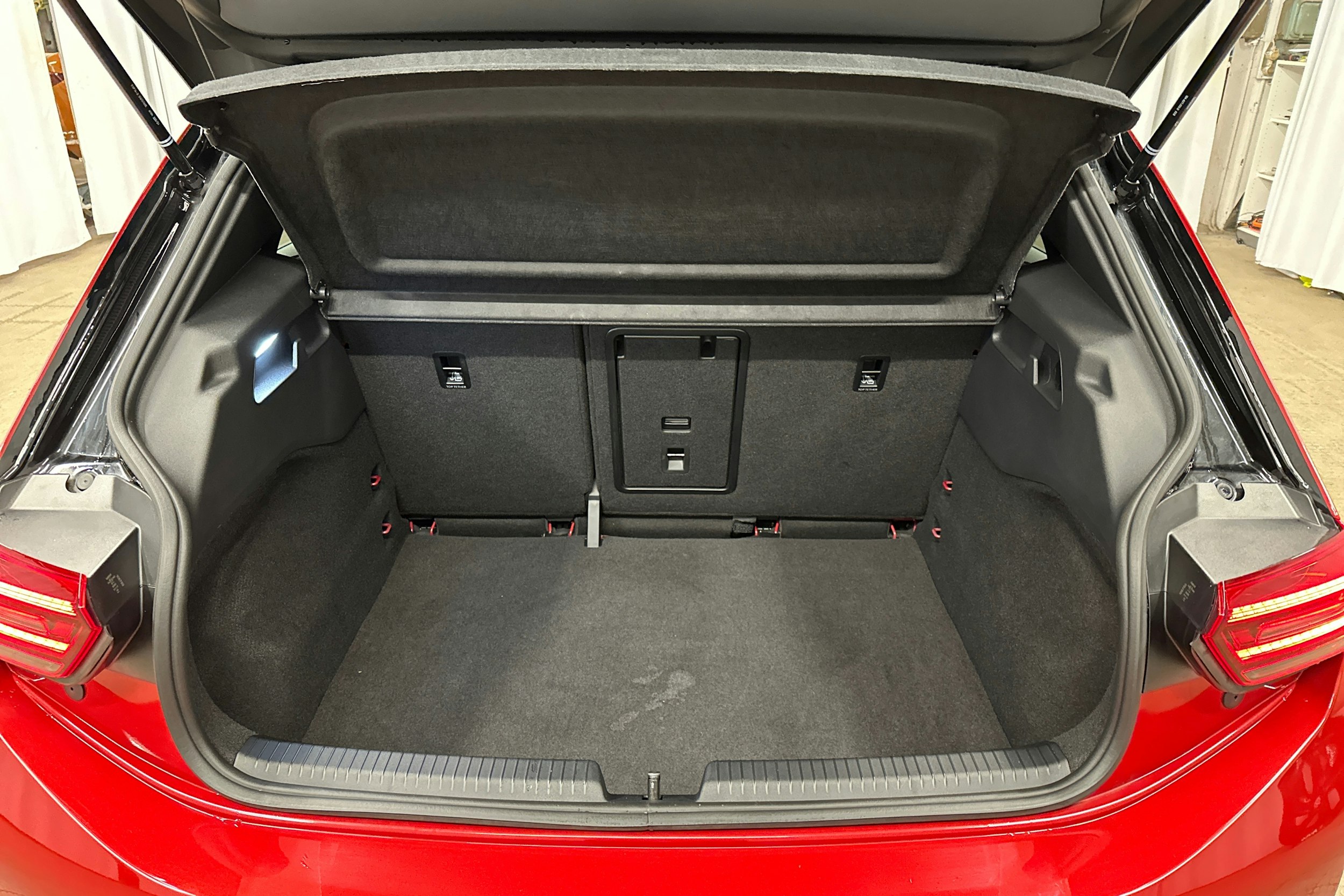 punainen Volkswagen ID.3 2025 kuva 32.