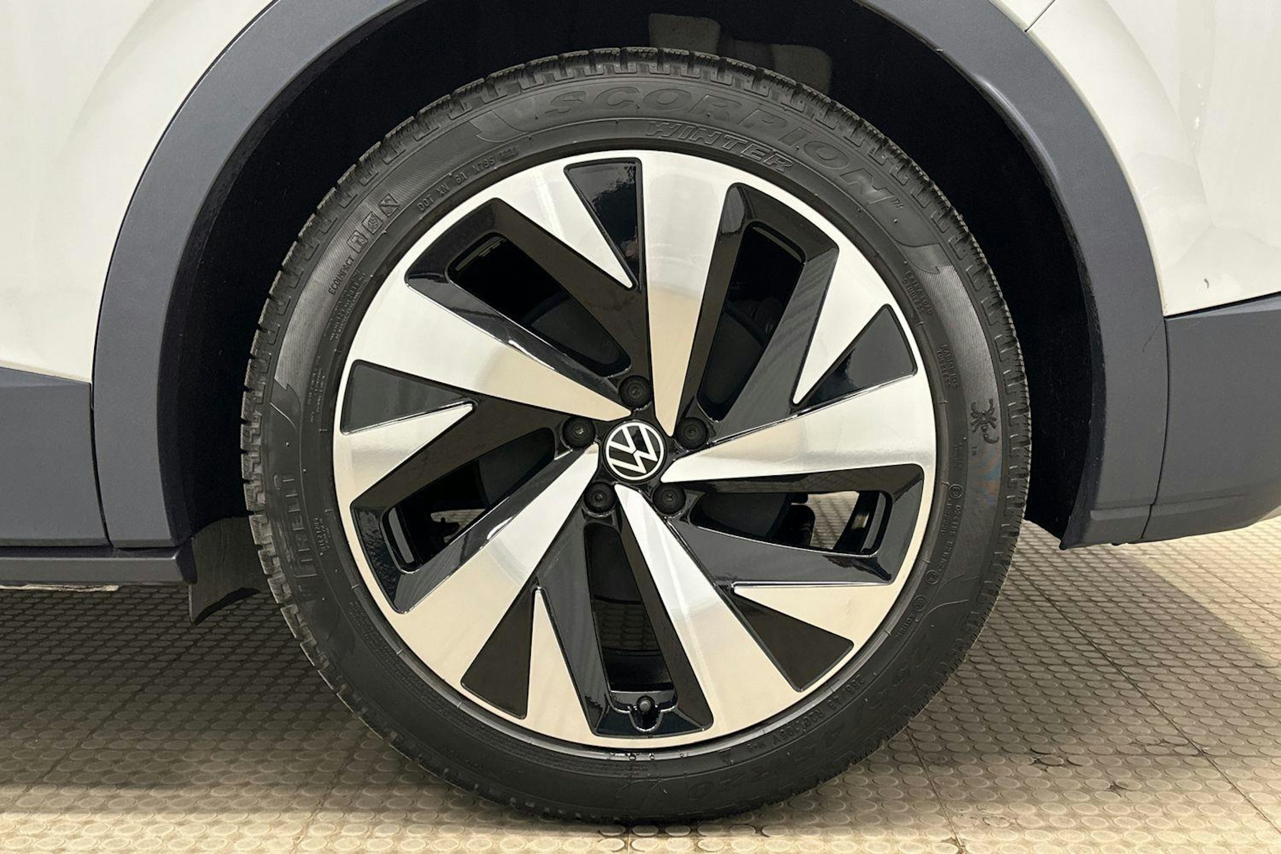 valkoinen Volkswagen ID.4 2021 kuva 10.