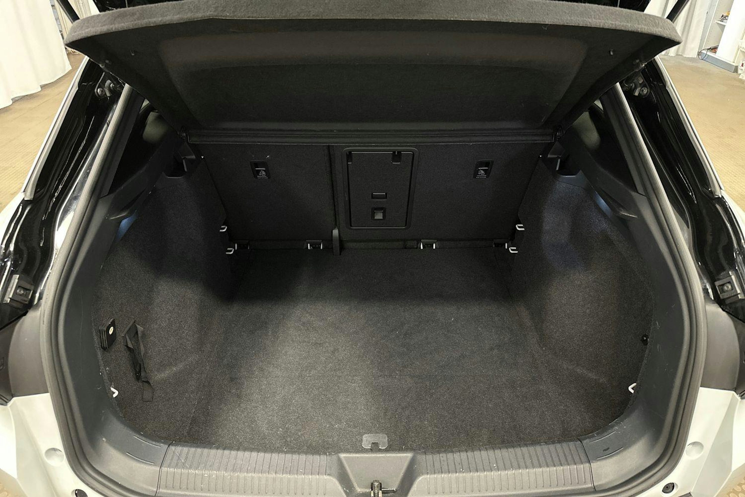 valkoinen Volkswagen ID.4 2021 kuva 11.