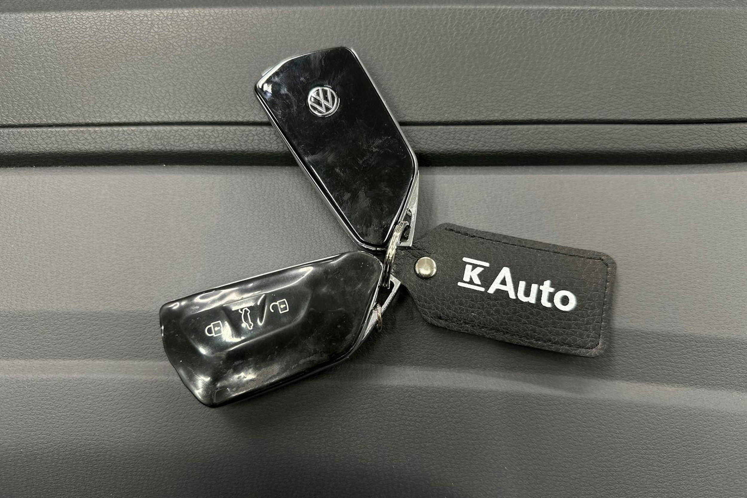 valkoinen Volkswagen ID.4 2021 kuva 24.