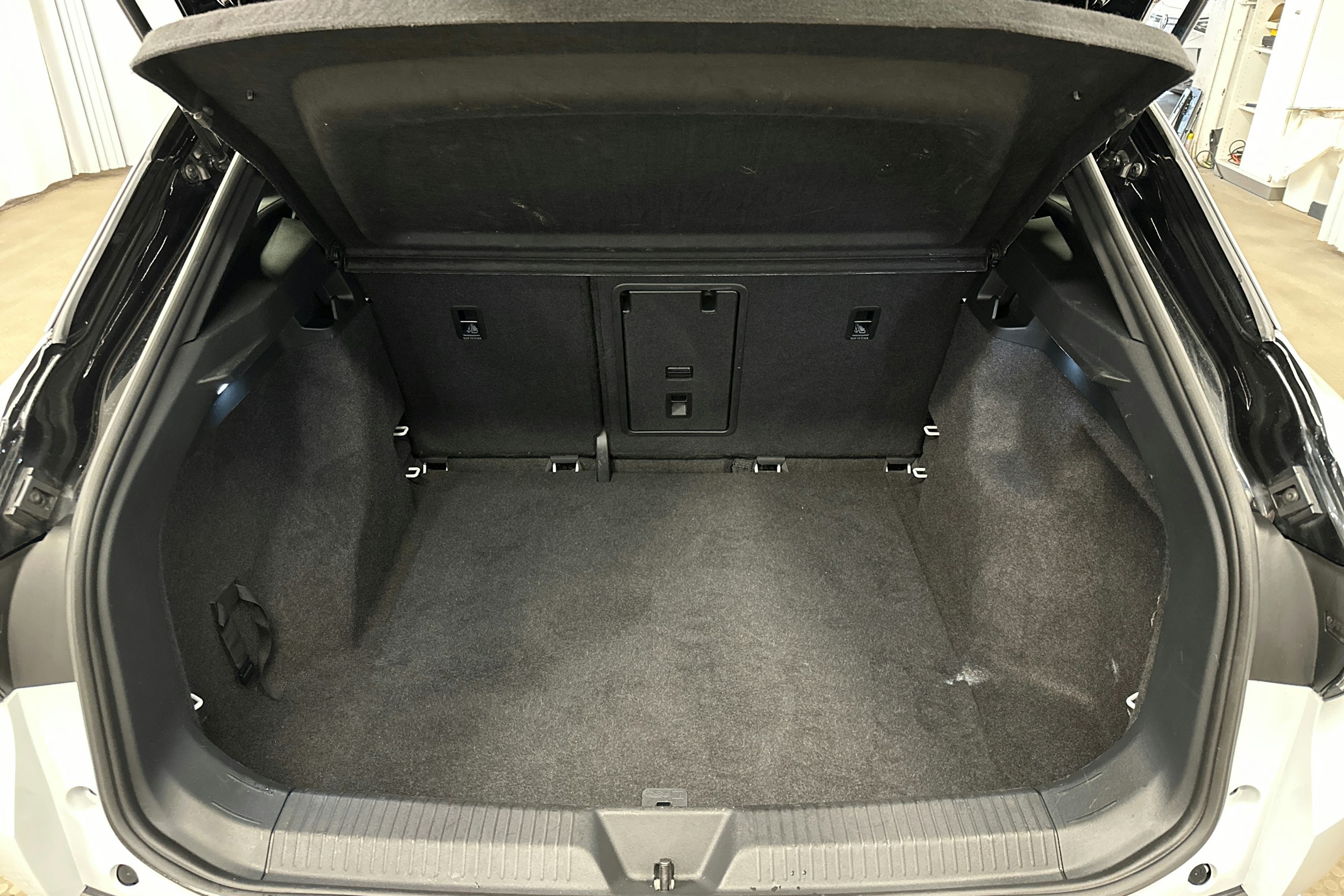 valkoinen Volkswagen ID.4 2021 kuva 11.