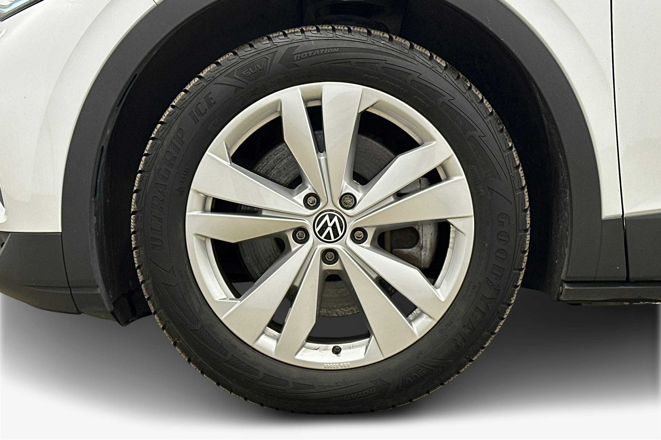 valkoinen Volkswagen ID.4 2021 kuva 11.